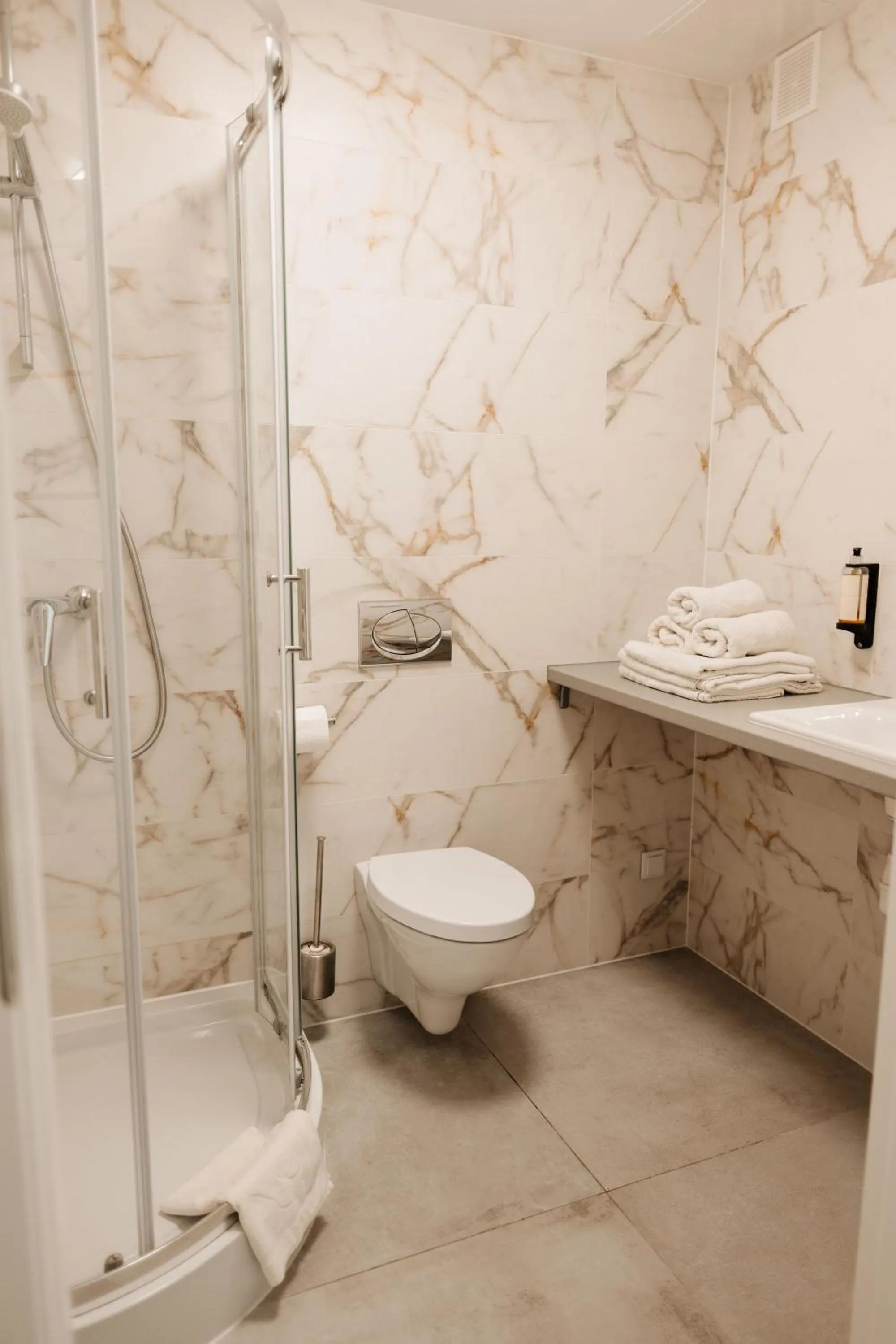 Shower in Zakrzówek Residence