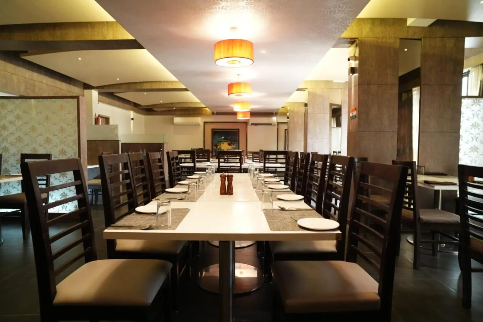 Restaurant/places to eat in HOTEL GRANDEUR