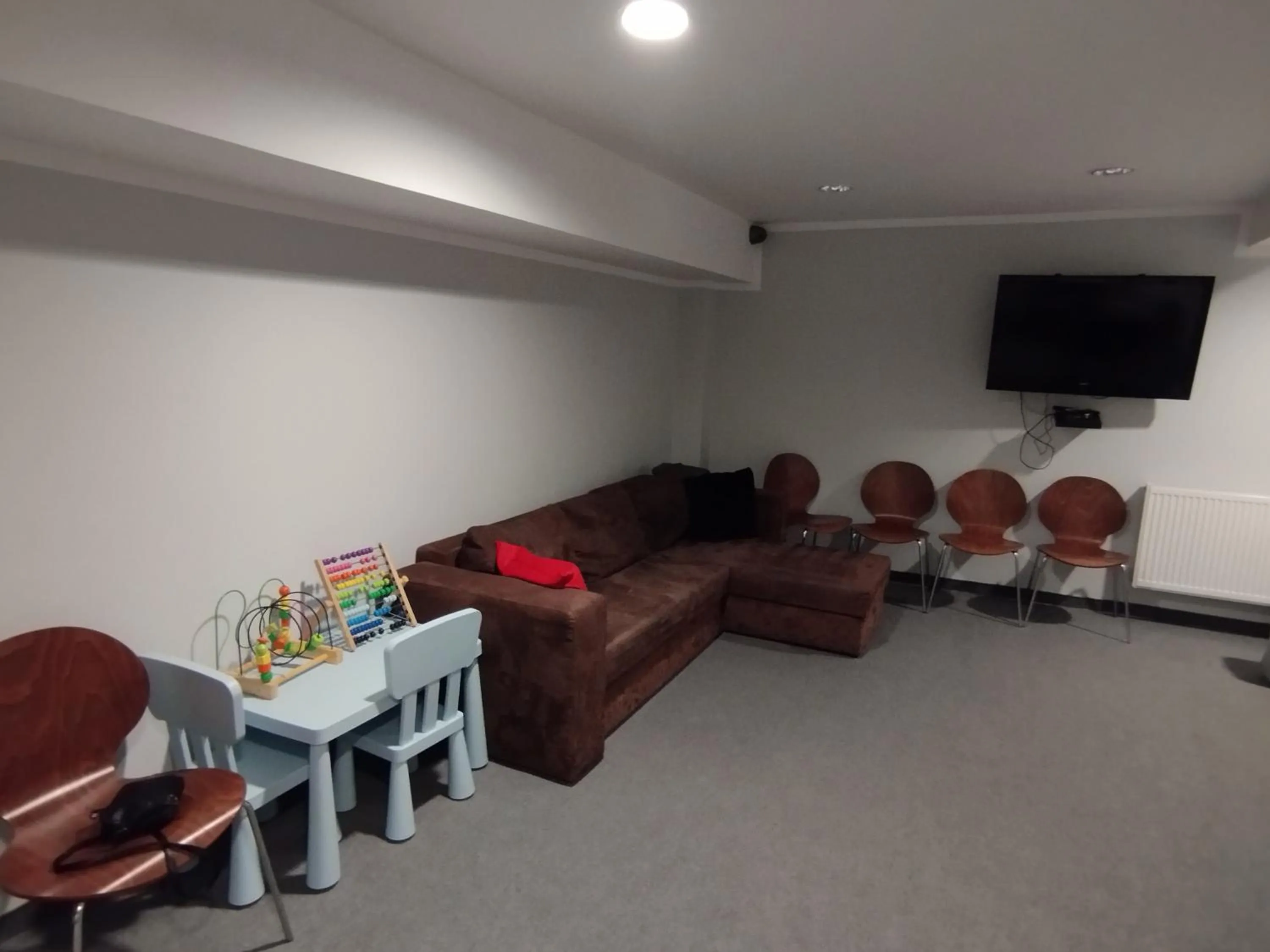 Communal lounge/ TV room in Hostel Rakietka