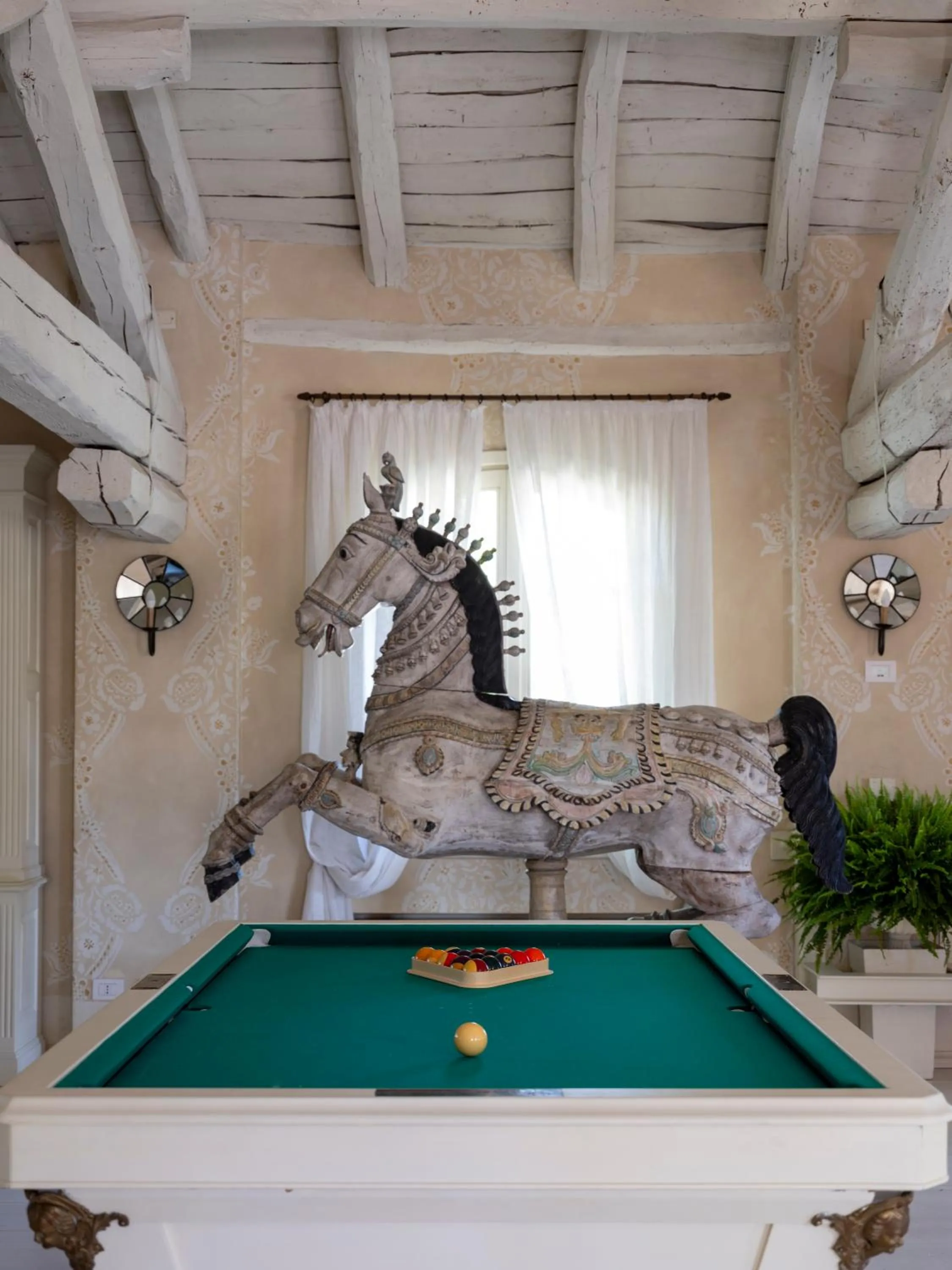 Communal lounge/ TV room in Elizabeth Country House, a Member of Design Hotels