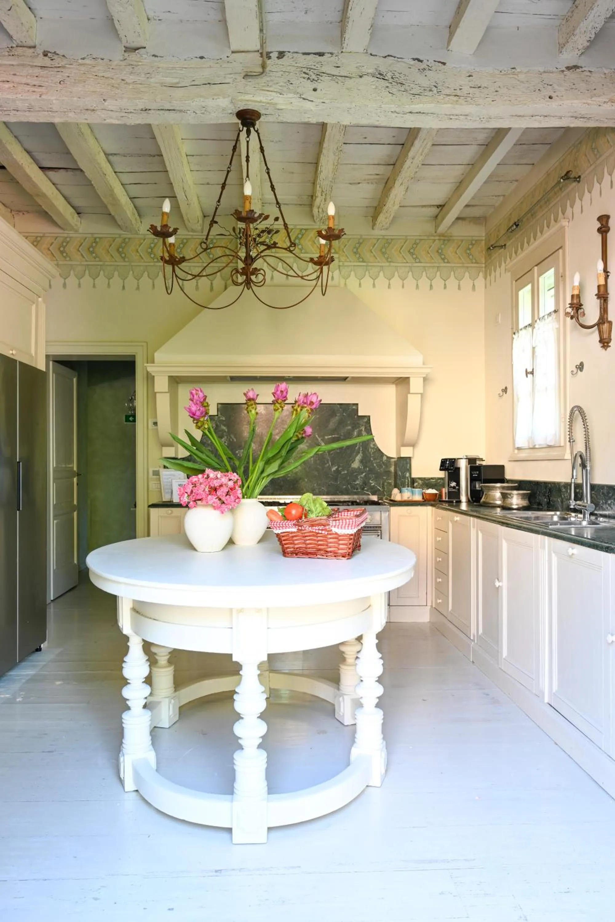 Lounge or bar in Elizabeth Country House, a Member of Design Hotels