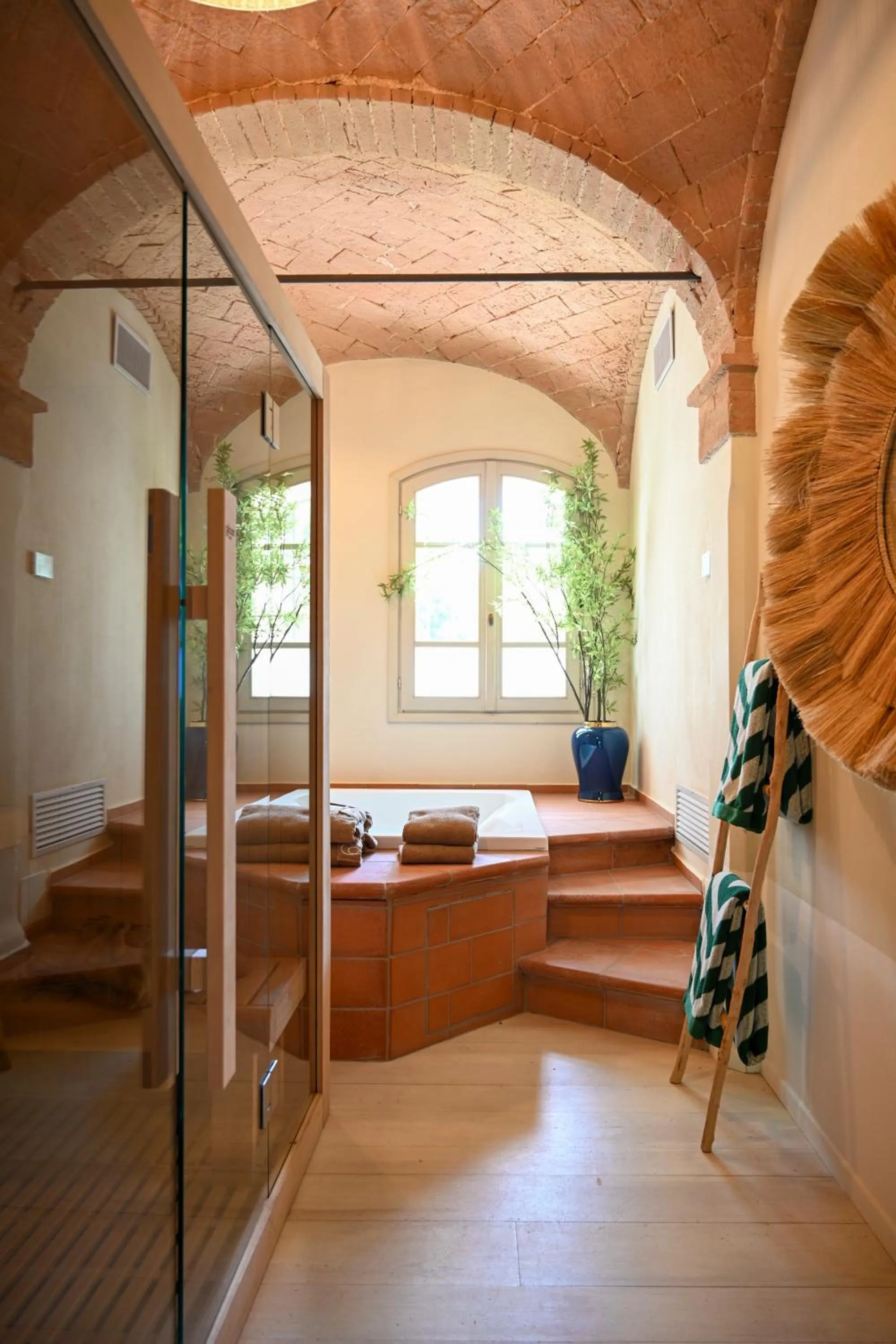 Hot Tub in Elizabeth Country House, a Member of Design Hotels