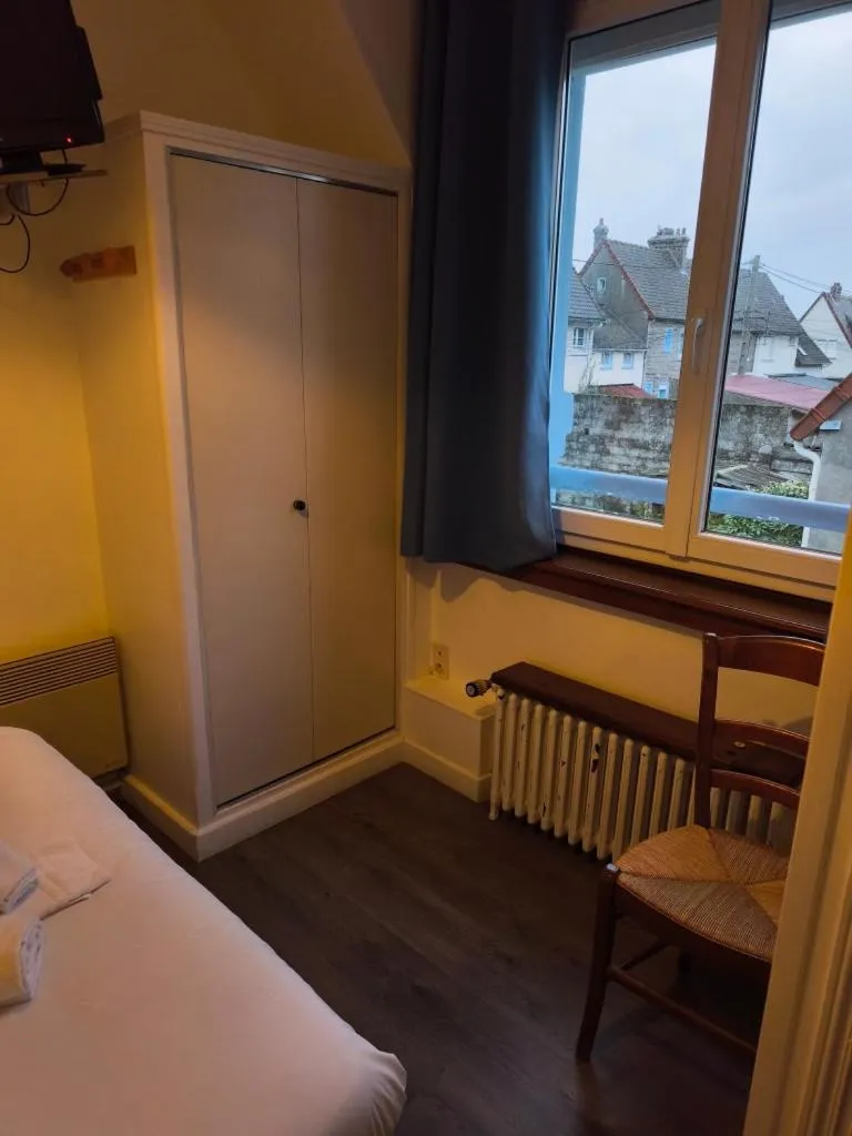 Quiet street view, Bed in Le Parc aux Huîtres Hôtel Restaurant