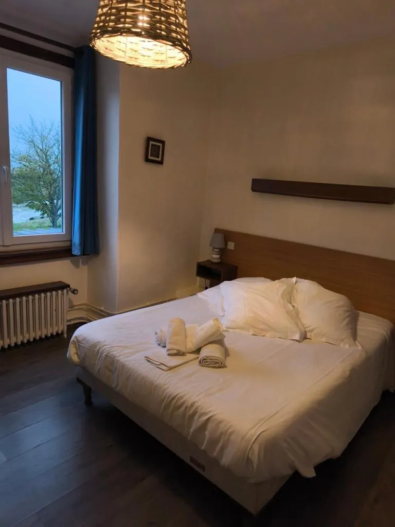 Bed in Le Parc aux Huîtres Hôtel Restaurant