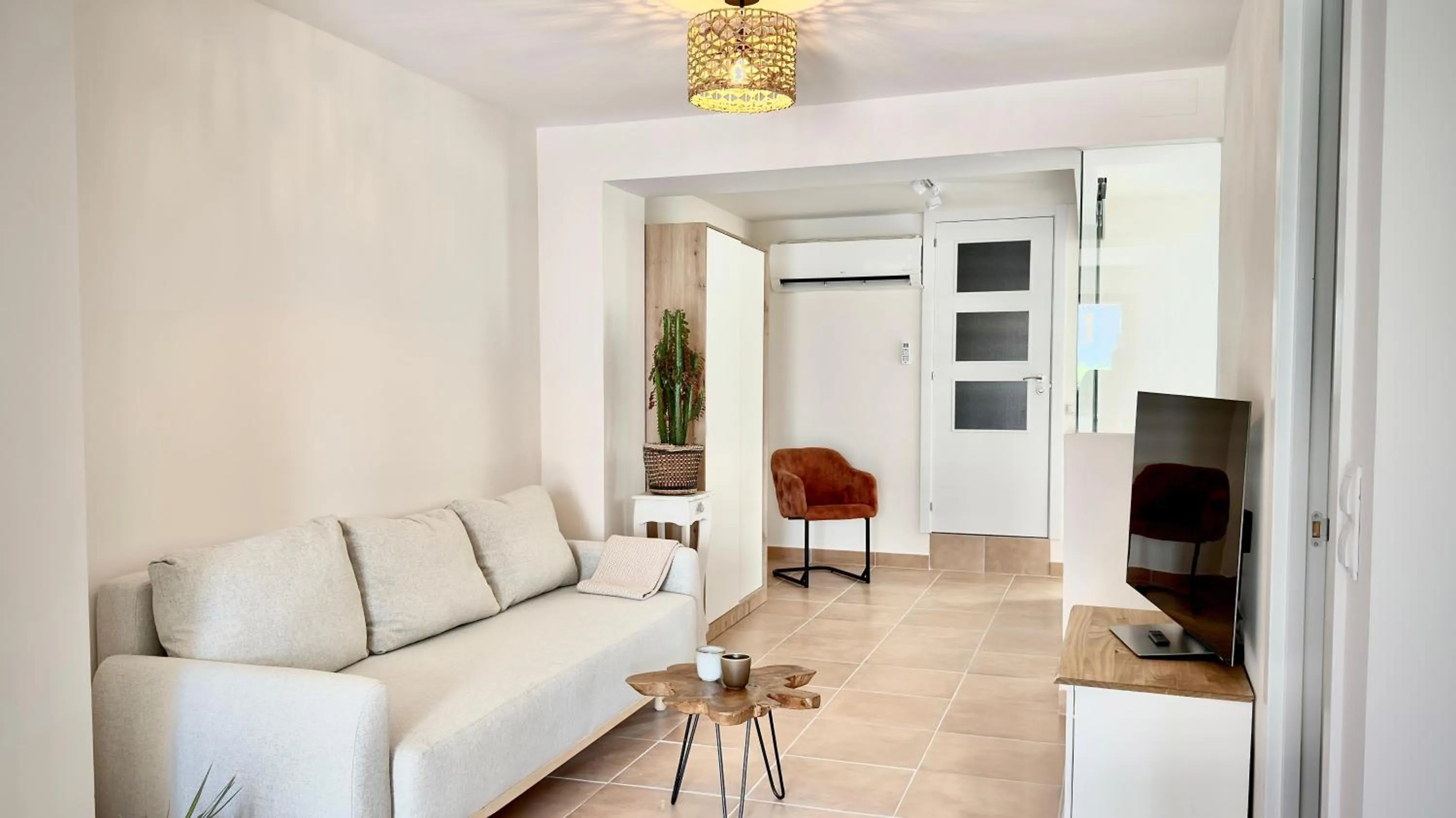 Communal lounge/ TV room in Hotel Abaco Altea