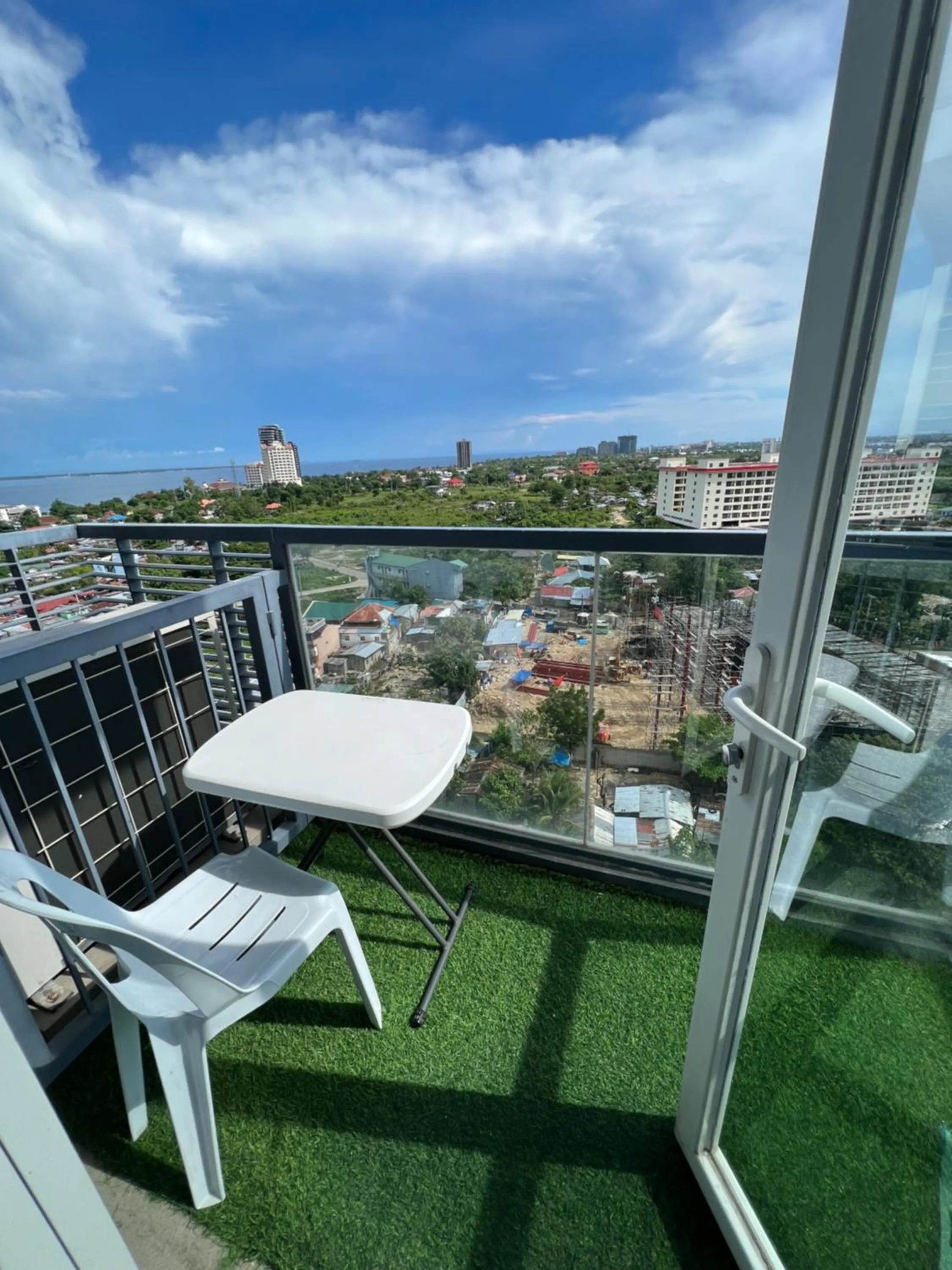 Patio in Mactan Newtown A by Isla Stays