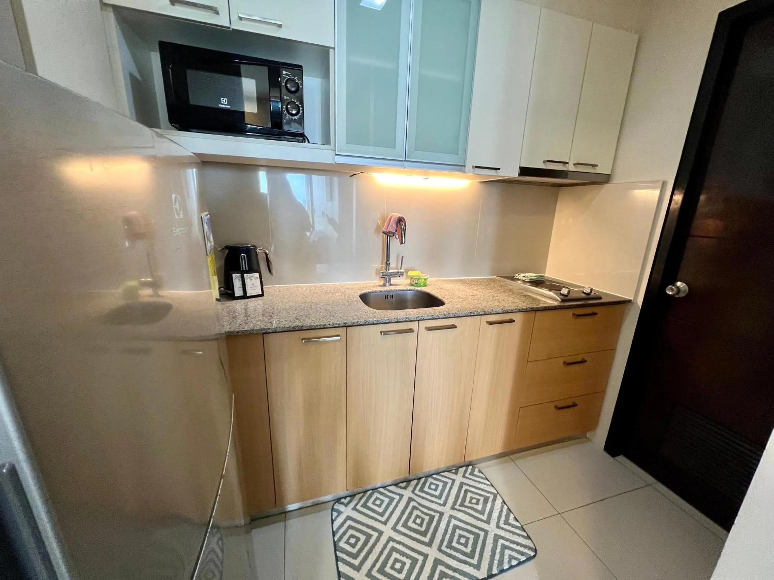 Kitchen or kitchenette in Mactan Newtown A by Isla Stays
