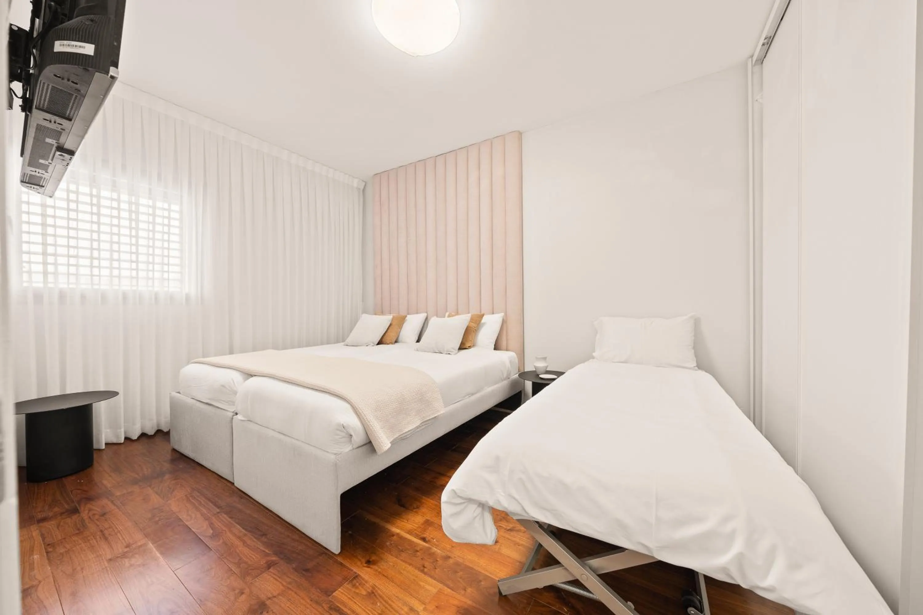 Bed in King David Residence - Isrentals