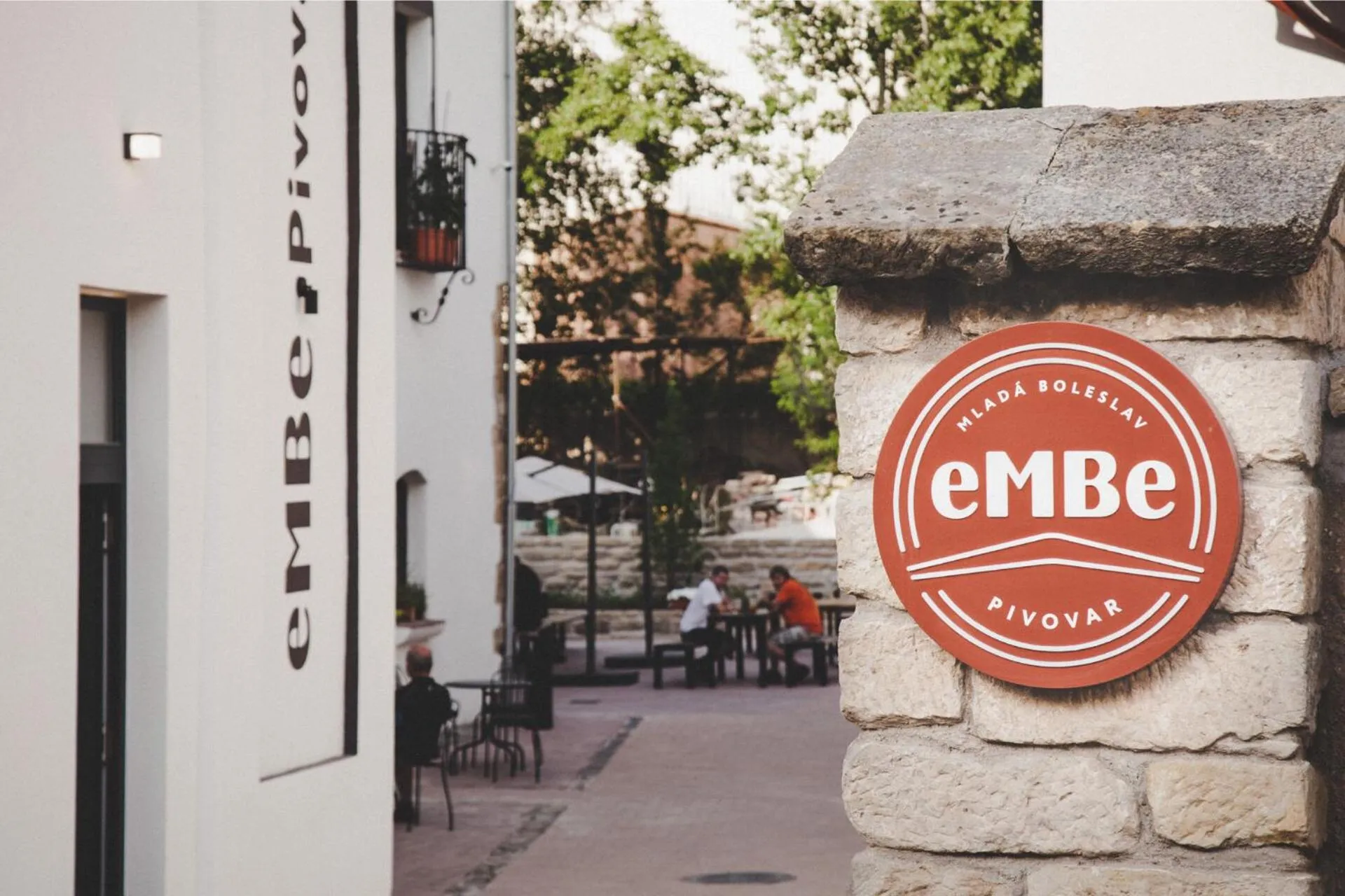 Restaurant/places to eat in River Apartments