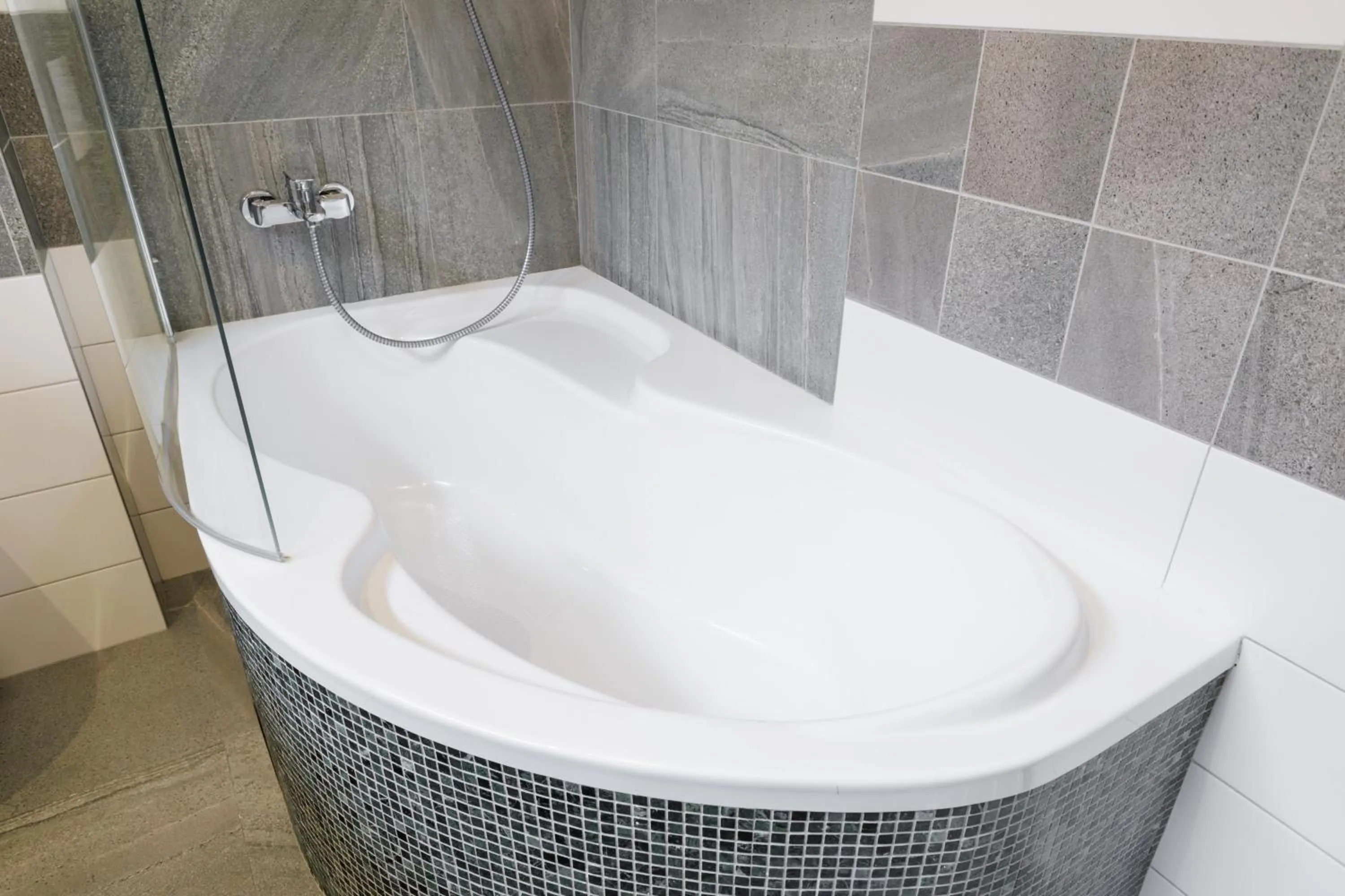 Hot Tub in River Apartments