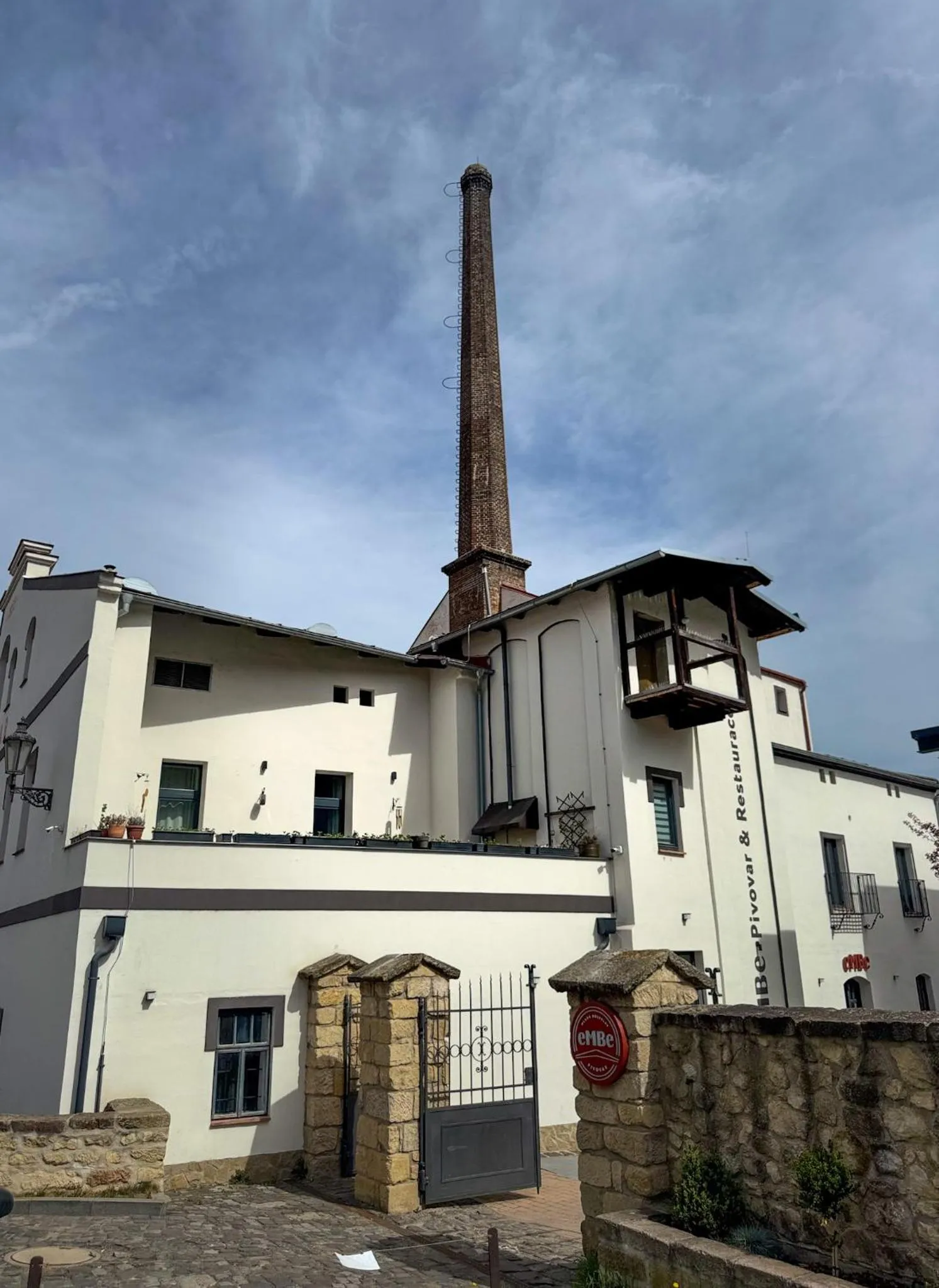 Restaurant/places to eat in River Apartments