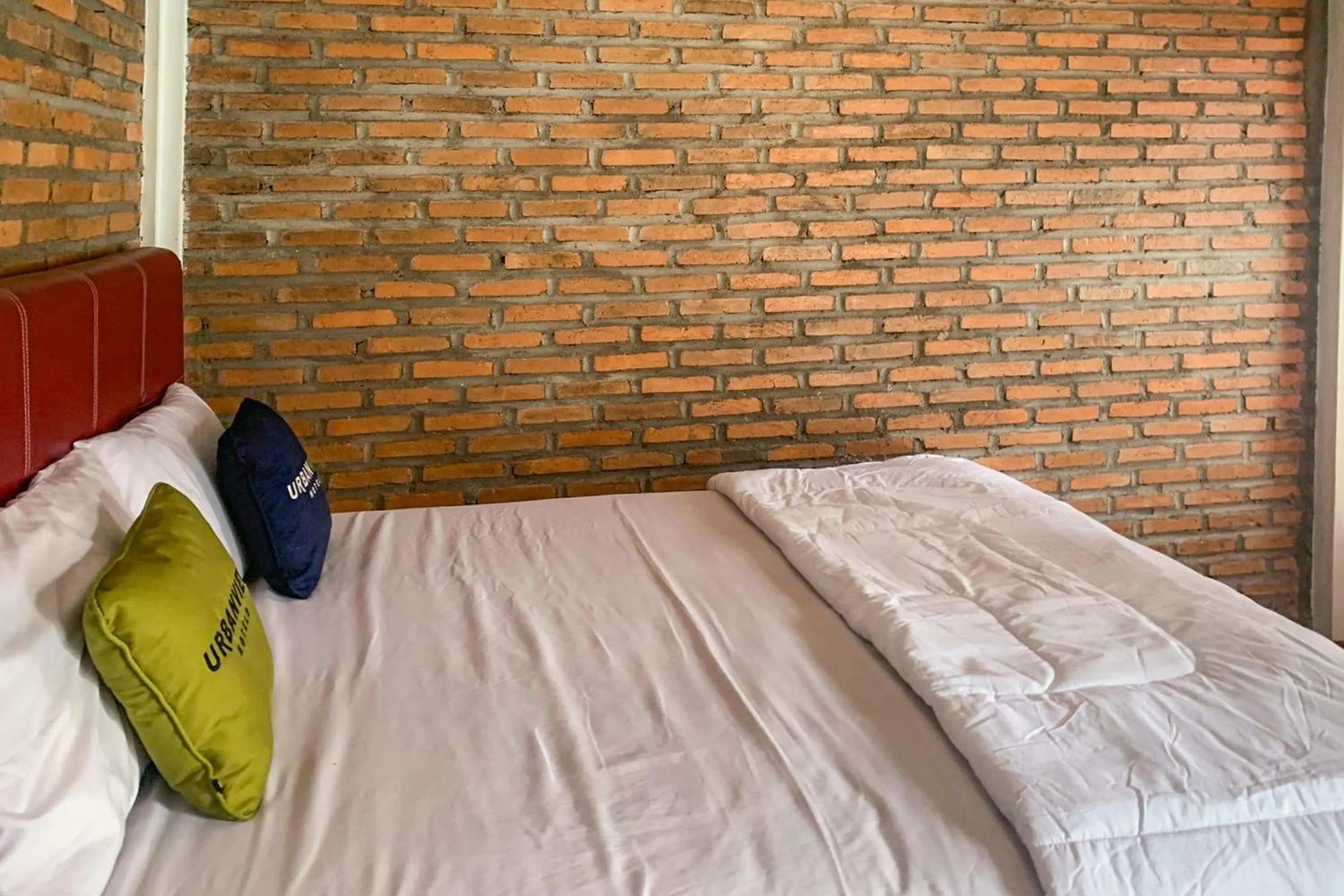 Bedroom, Bed in Urbanview Hotel Villa Q Gisting by RedDoorz