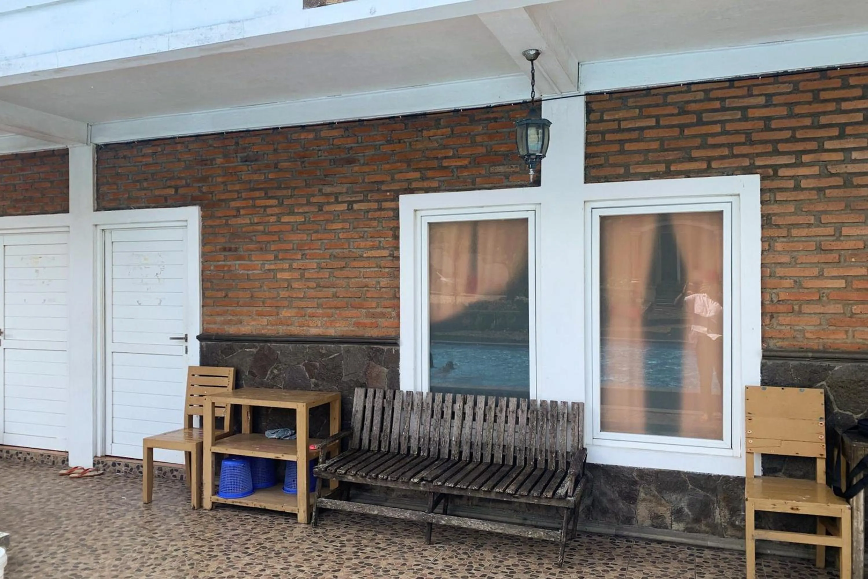 Balcony/Terrace in Urbanview Hotel Villa Q Gisting by RedDoorz