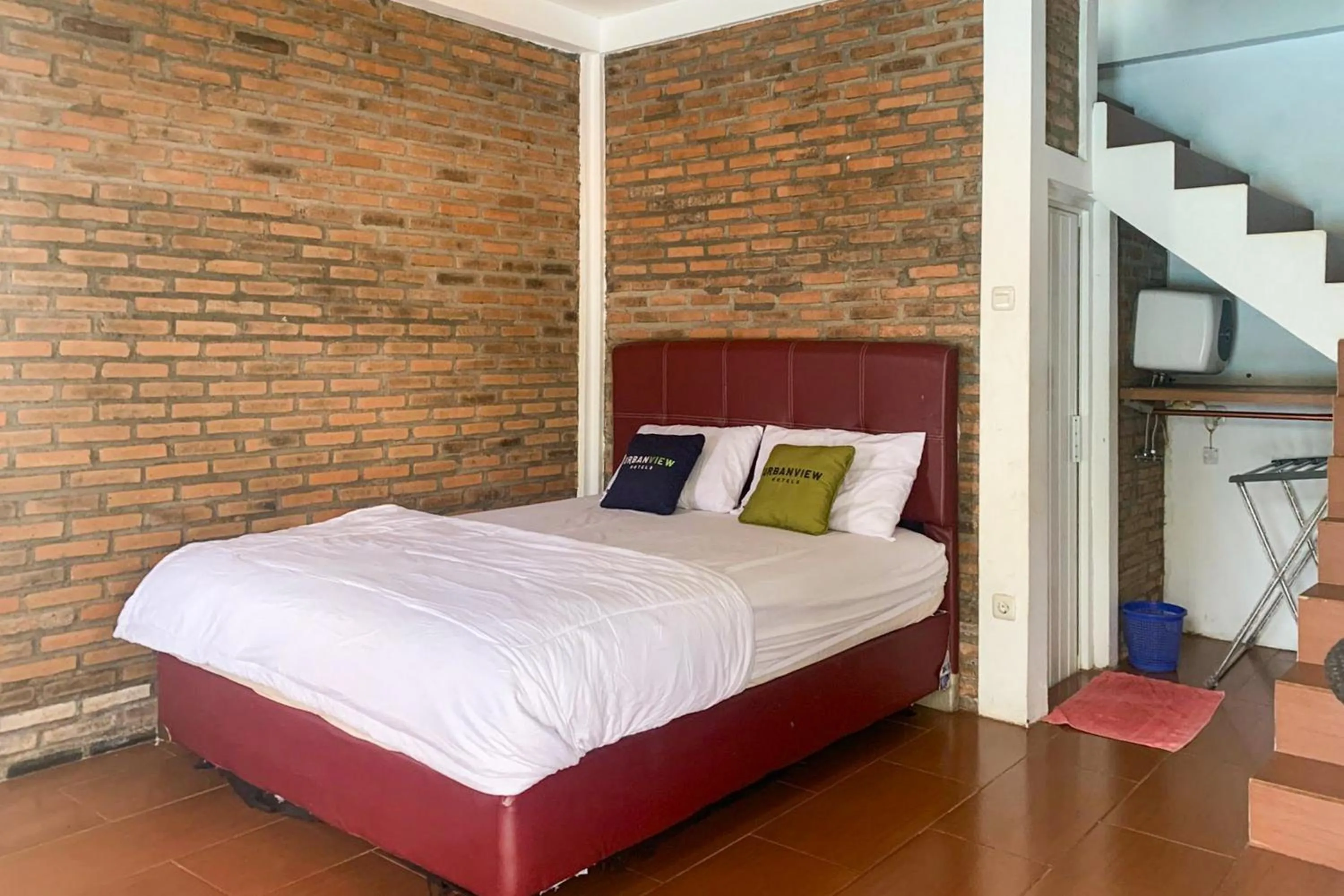 Bedroom, Bed in Urbanview Hotel Villa Q Gisting by RedDoorz