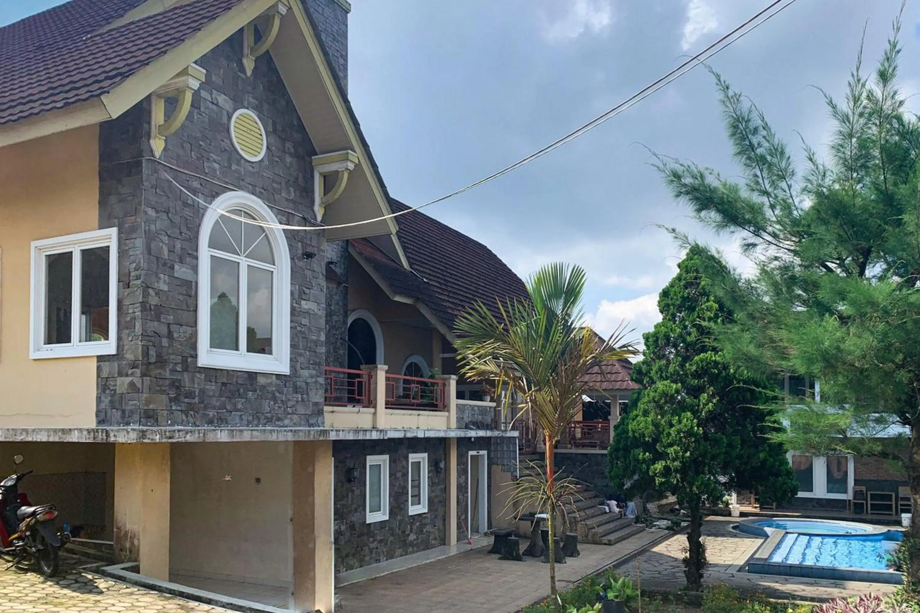 Property building in Urbanview Hotel Villa Q Gisting by RedDoorz