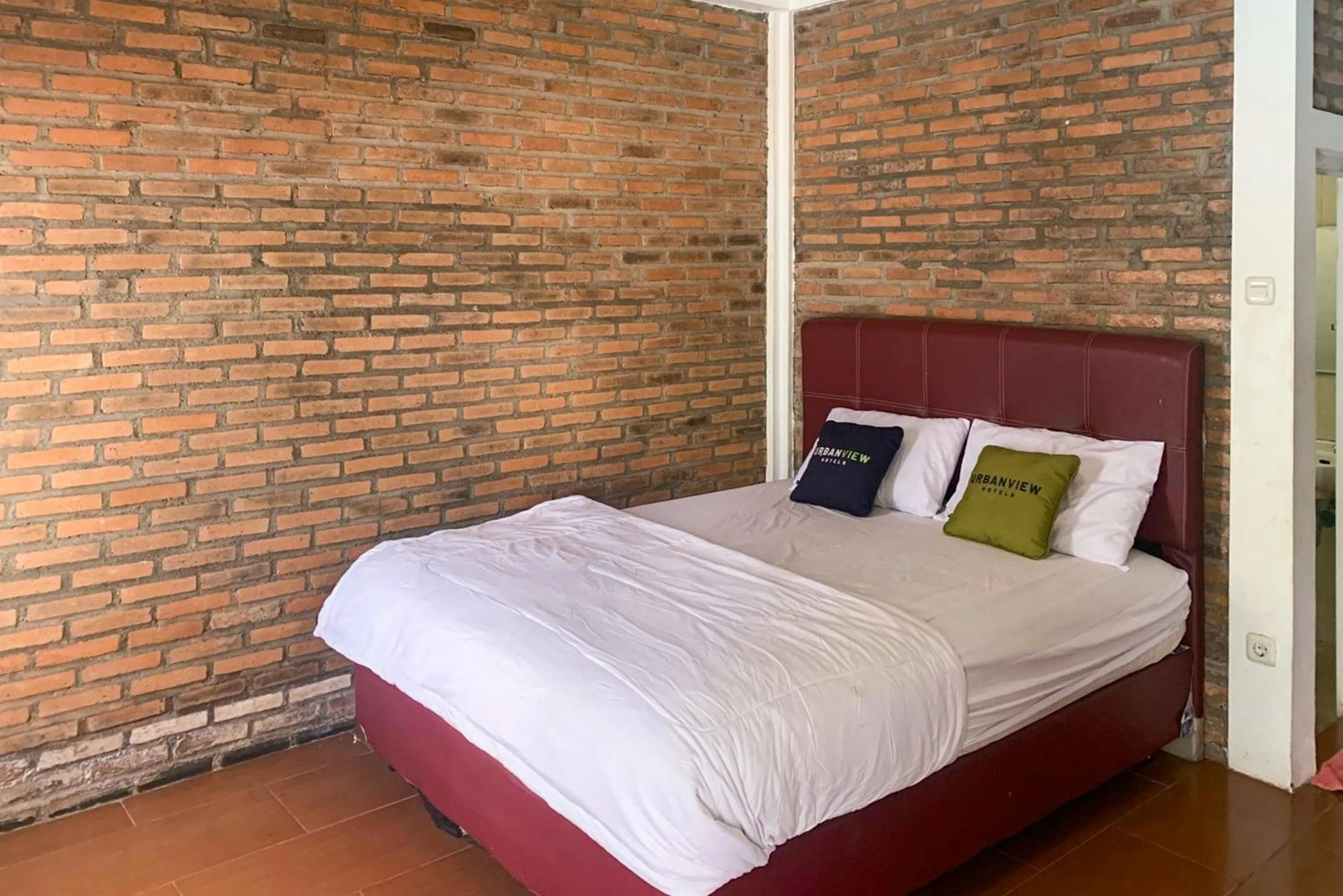 Bedroom, Bed in Urbanview Hotel Villa Q Gisting by RedDoorz