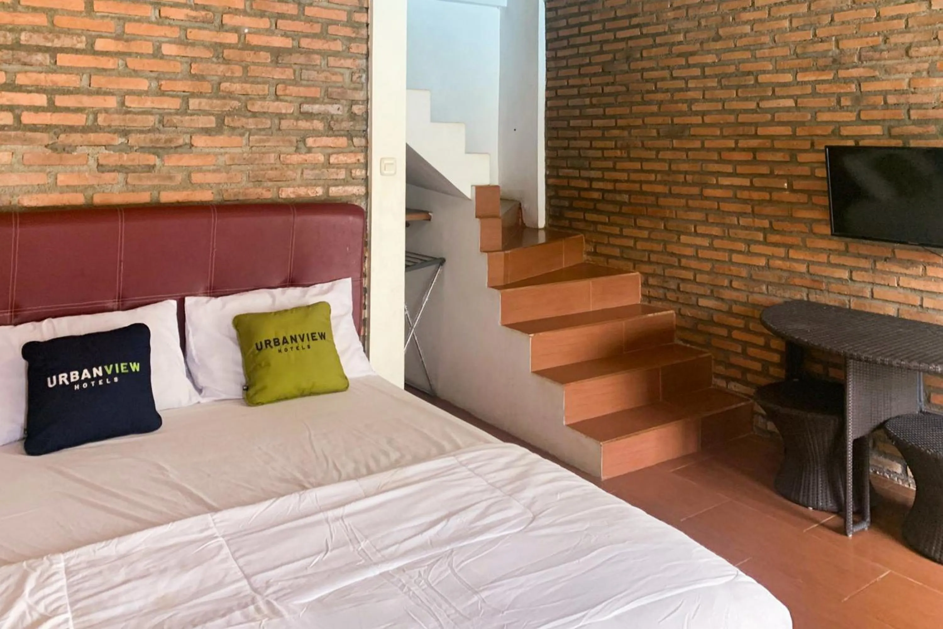 Bedroom, Bed in Urbanview Hotel Villa Q Gisting by RedDoorz