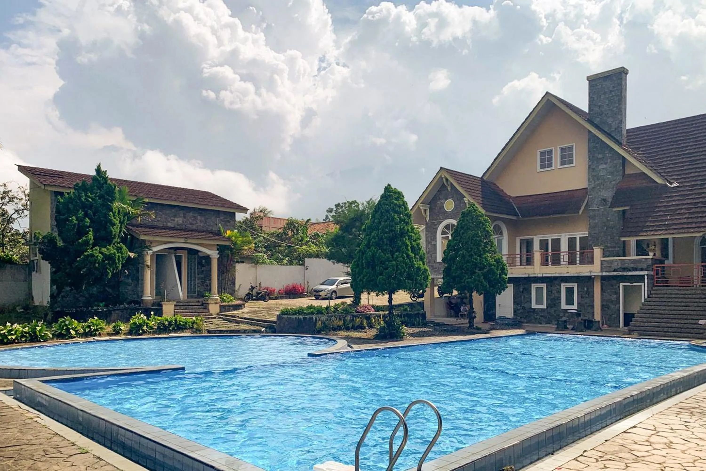 Property building in Urbanview Hotel Villa Q Gisting by RedDoorz