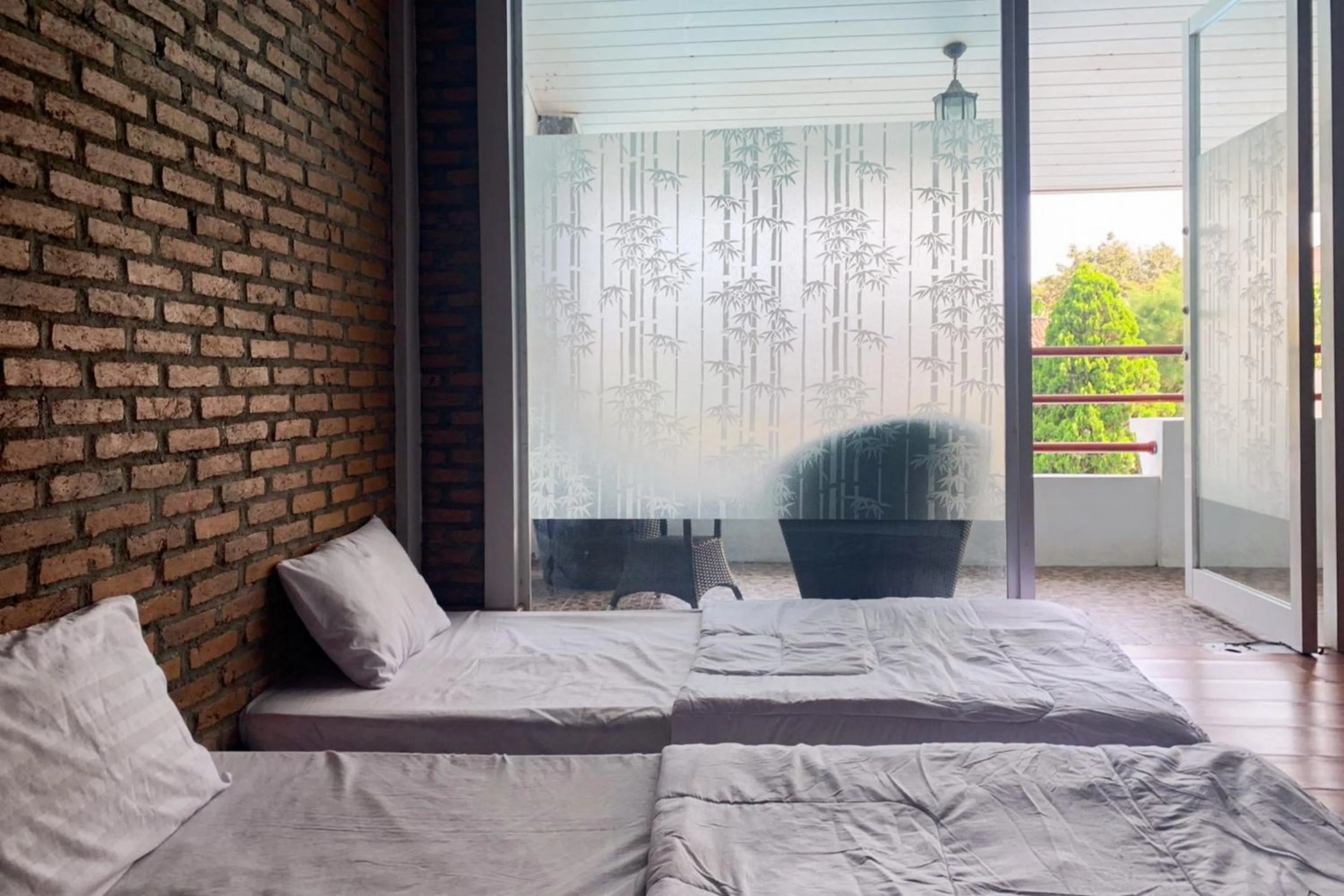 Bedroom, Bed in Urbanview Hotel Villa Q Gisting by RedDoorz