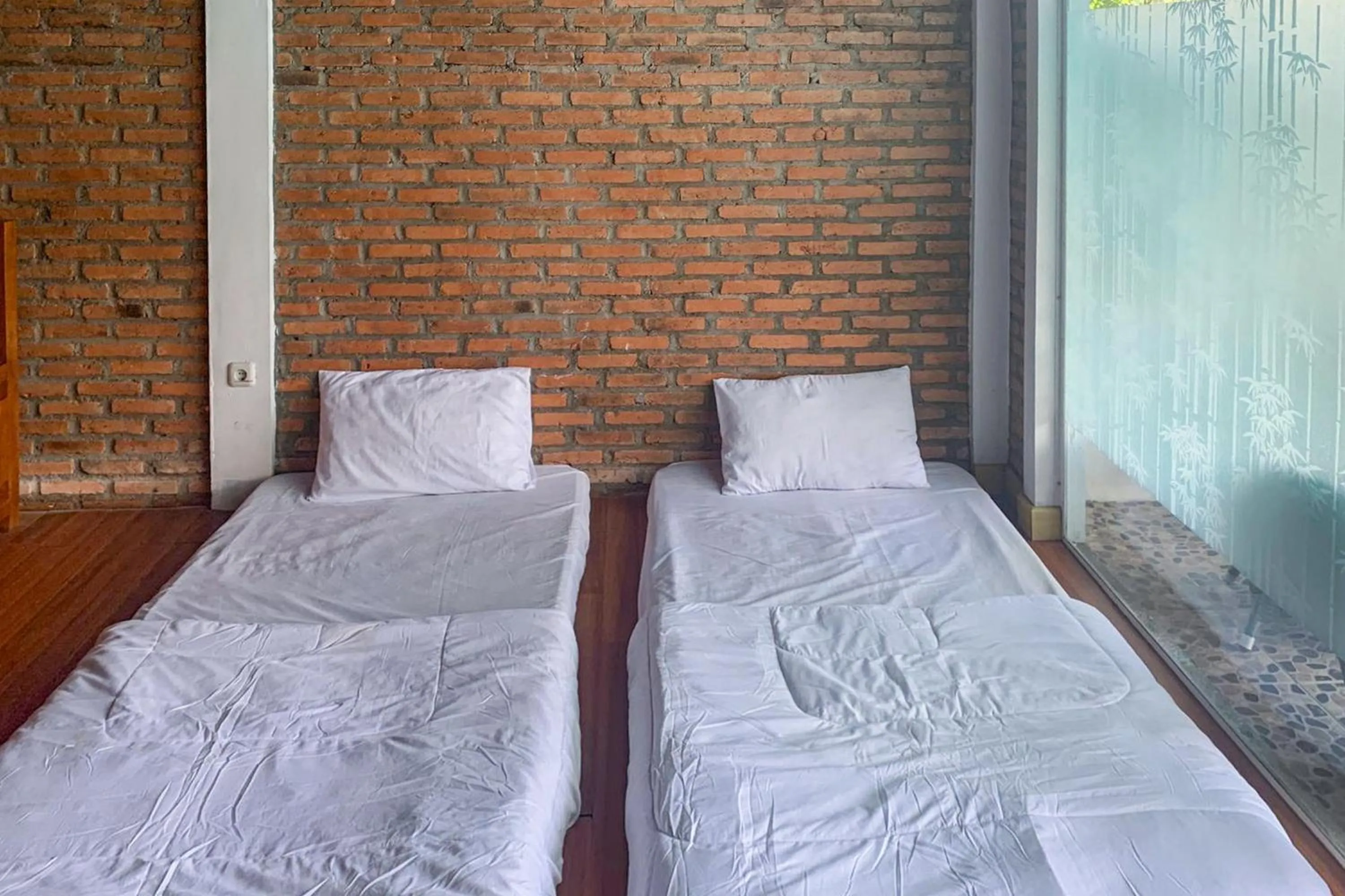 Bedroom, Bed in Urbanview Hotel Villa Q Gisting by RedDoorz