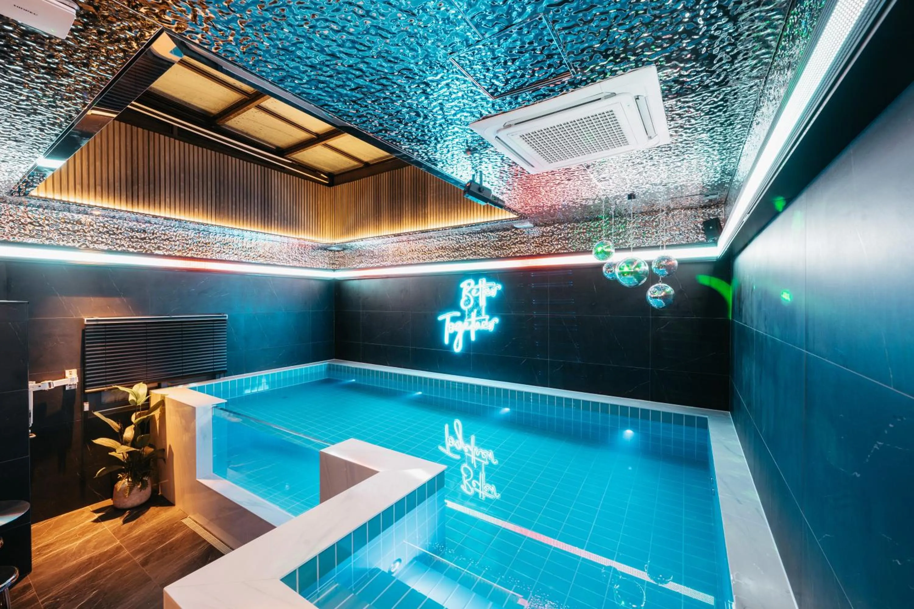 Swimming pool in Cozy Tree Hotel Seomyeon