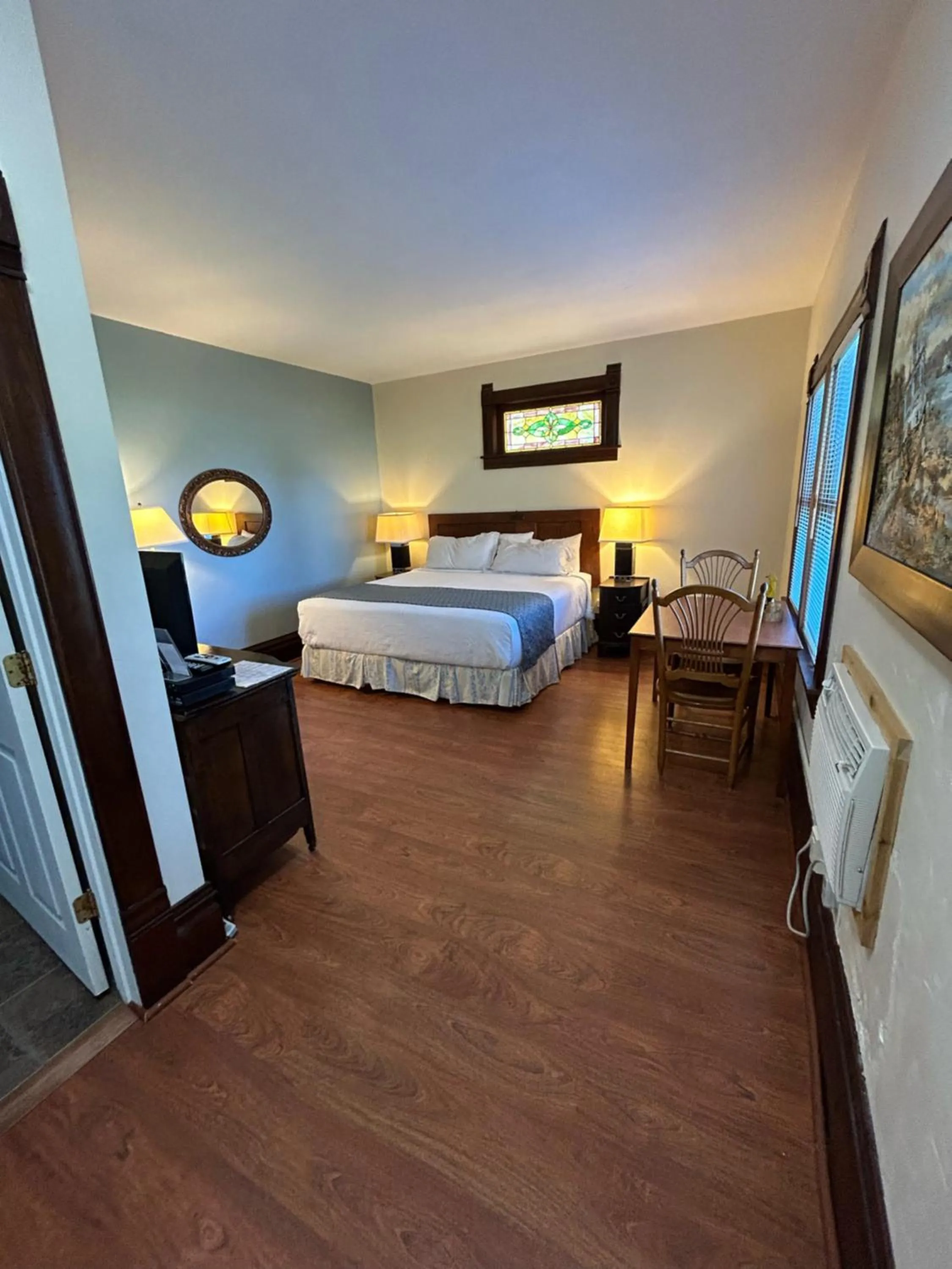 Bed in Harbor Light Inn