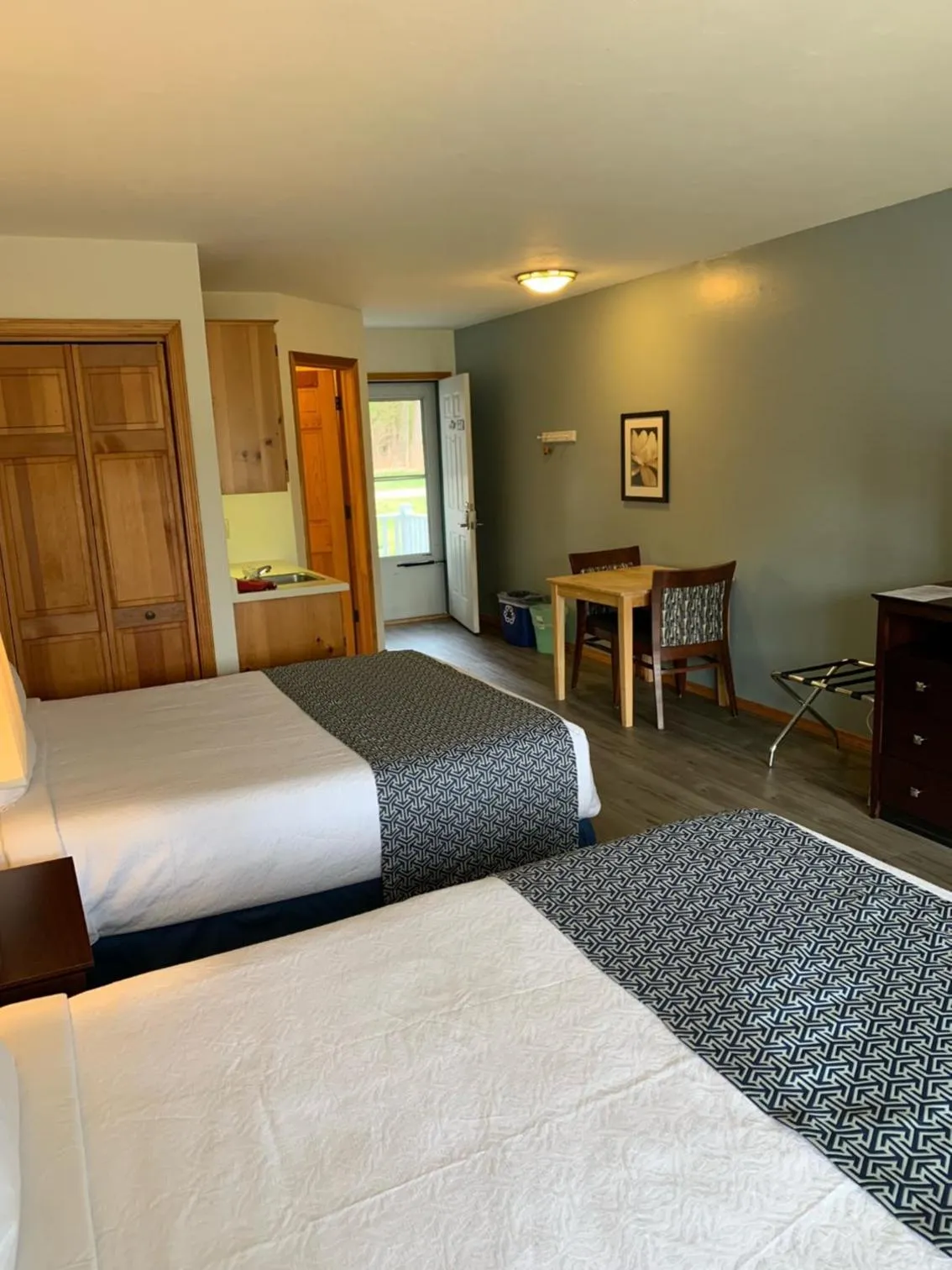 Bed in Harbor Light Inn