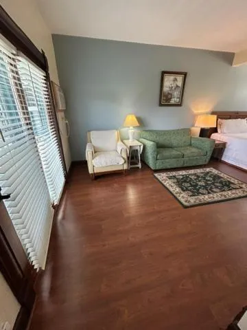 Bed in Harbor Light Inn