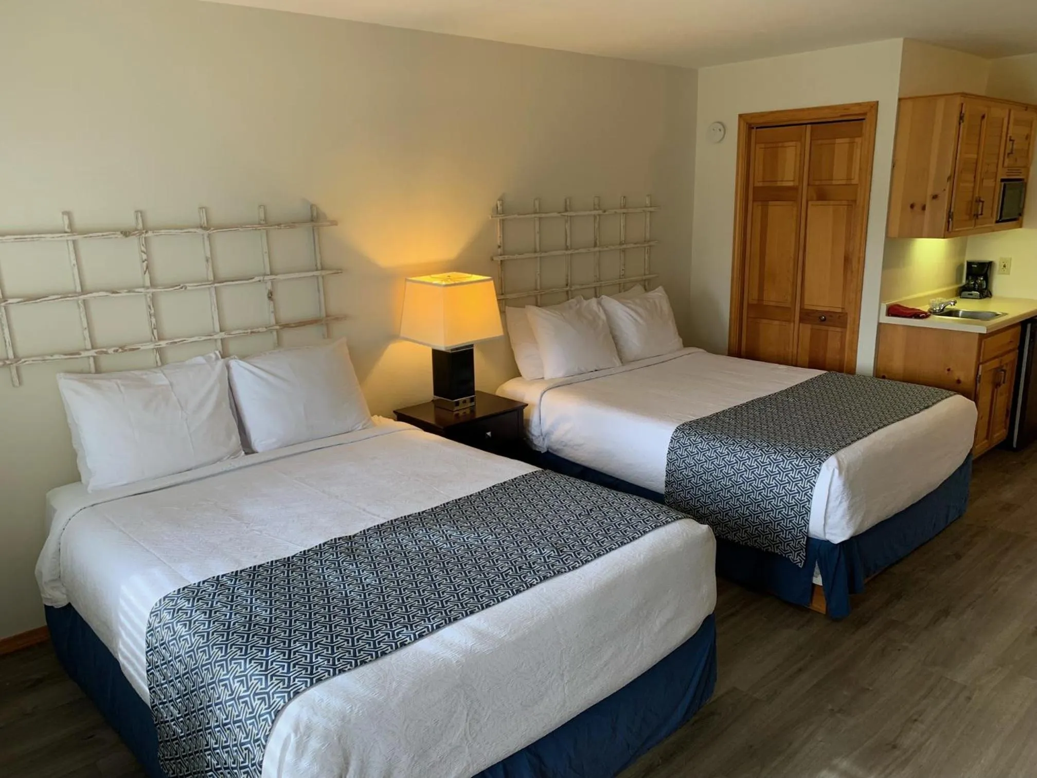 Bed in Harbor Light Inn