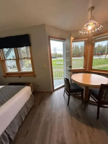 Bed in Harbor Light Inn