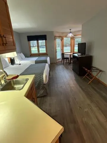 Bed in Harbor Light Inn