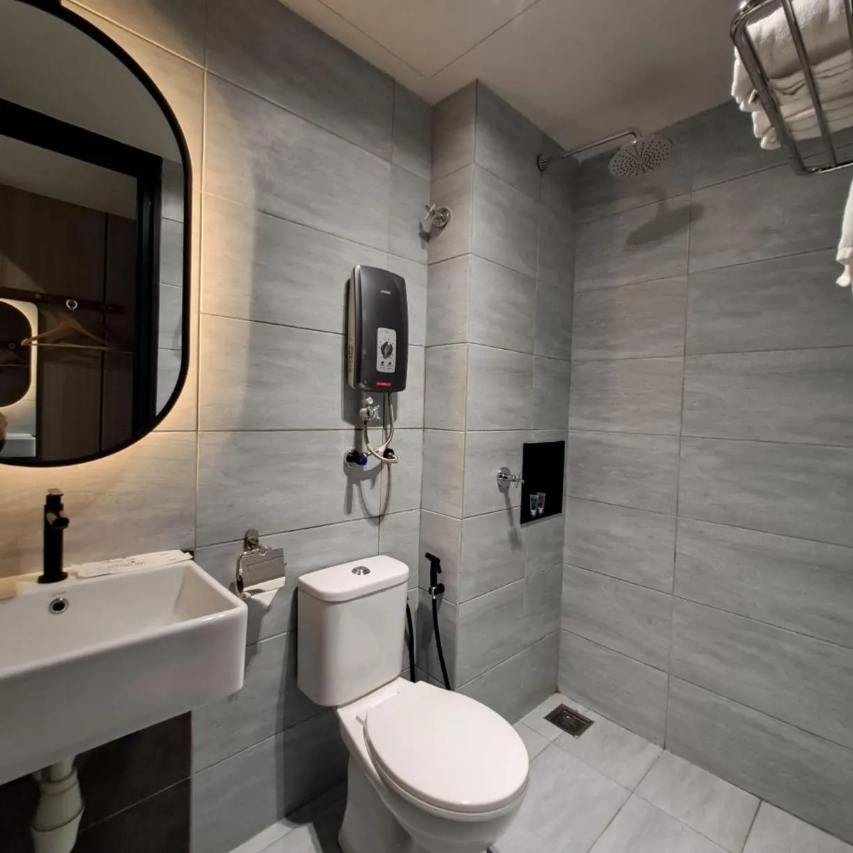 Urban Inn, Myra Meranti