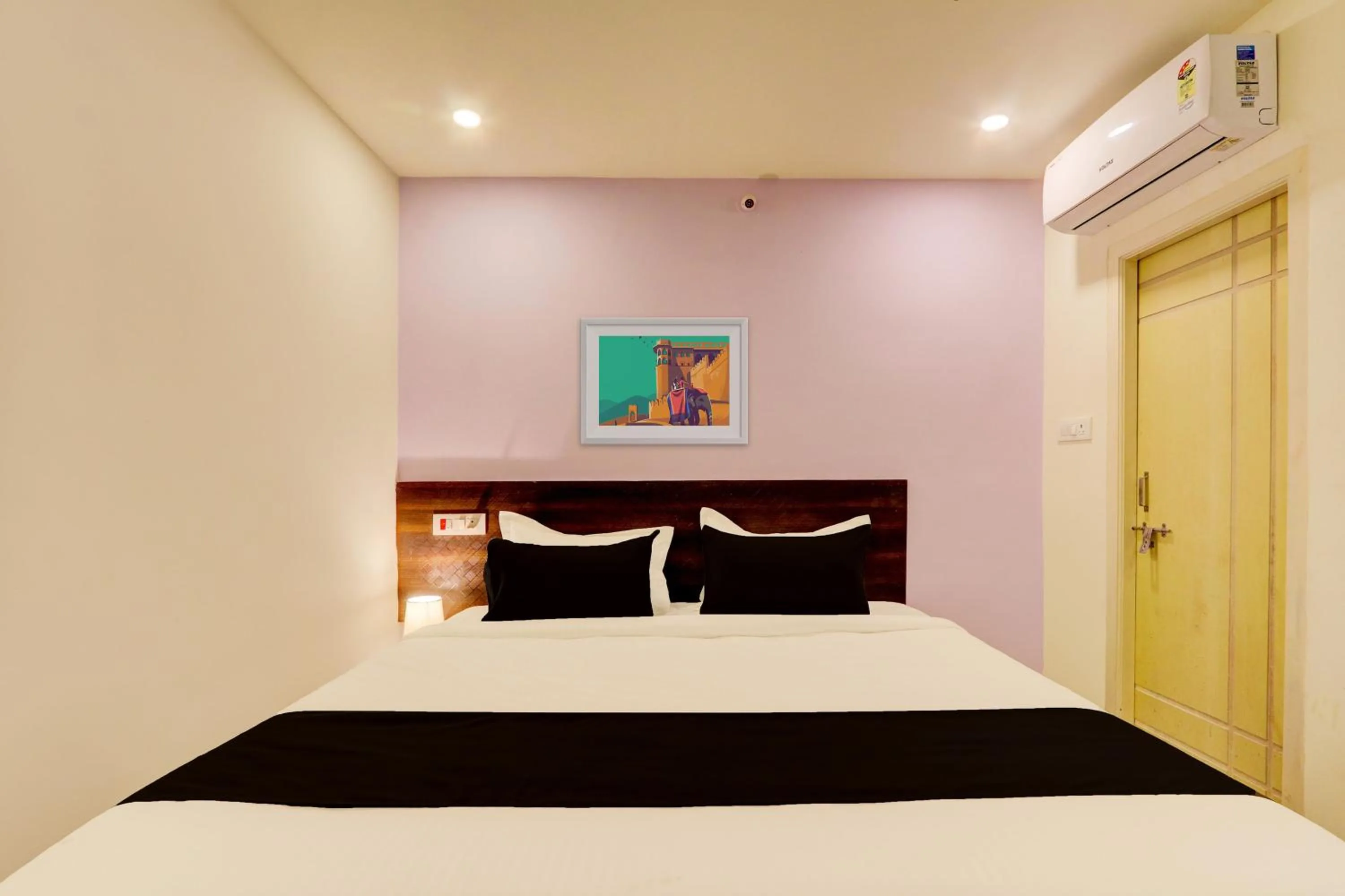 Bedroom, Bed in Hotel O S L N Grand