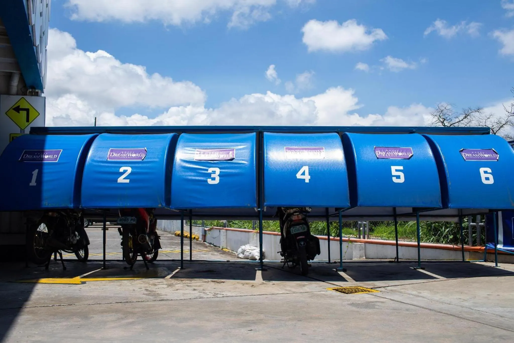 Parking in Hotel Dreamworld Las Pinas