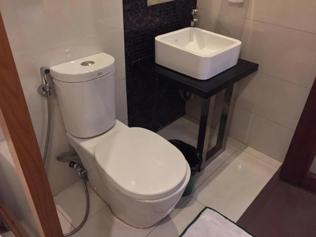 Bathroom in Eurotel Las Pinas