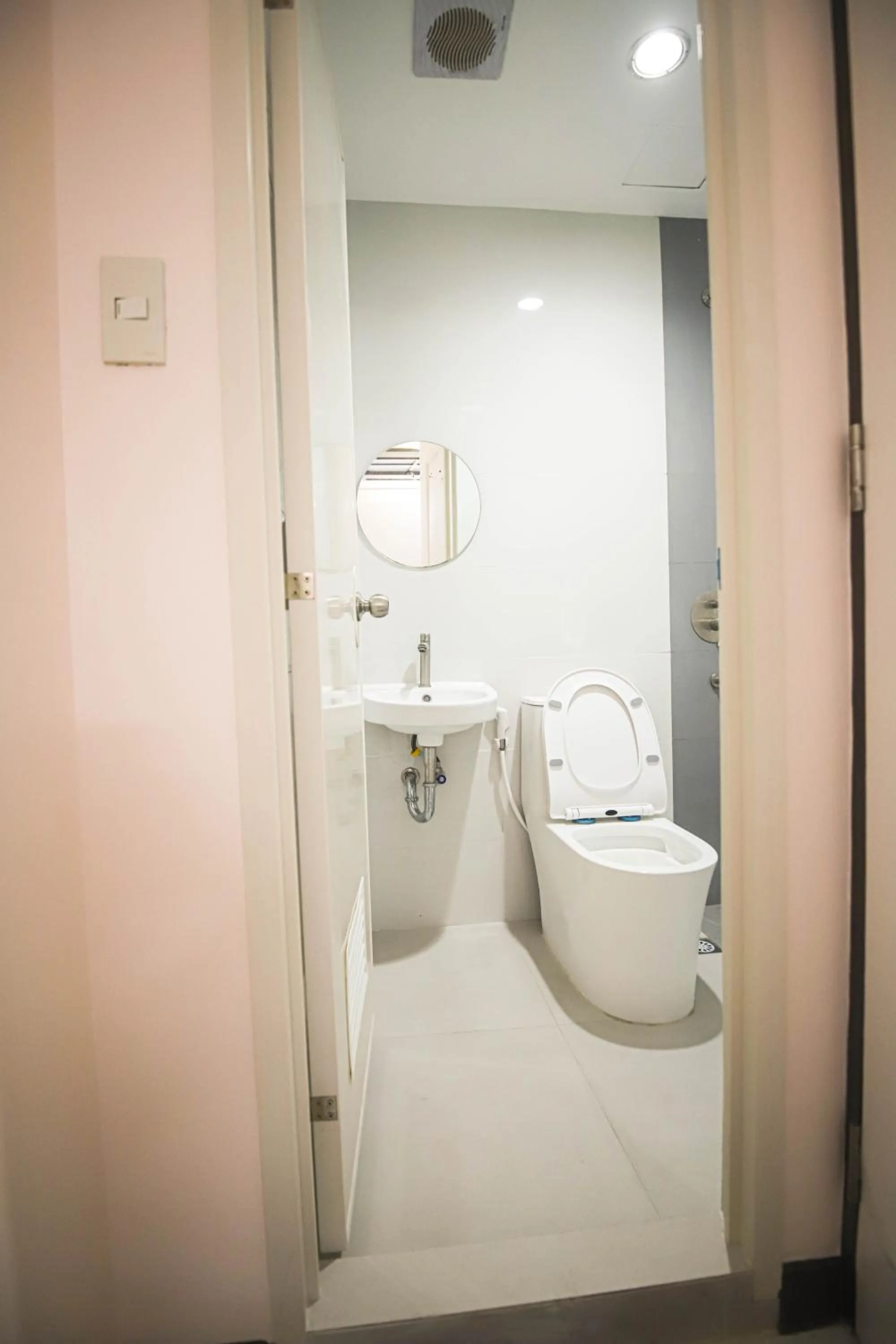 Shower in Astrotel Calamba