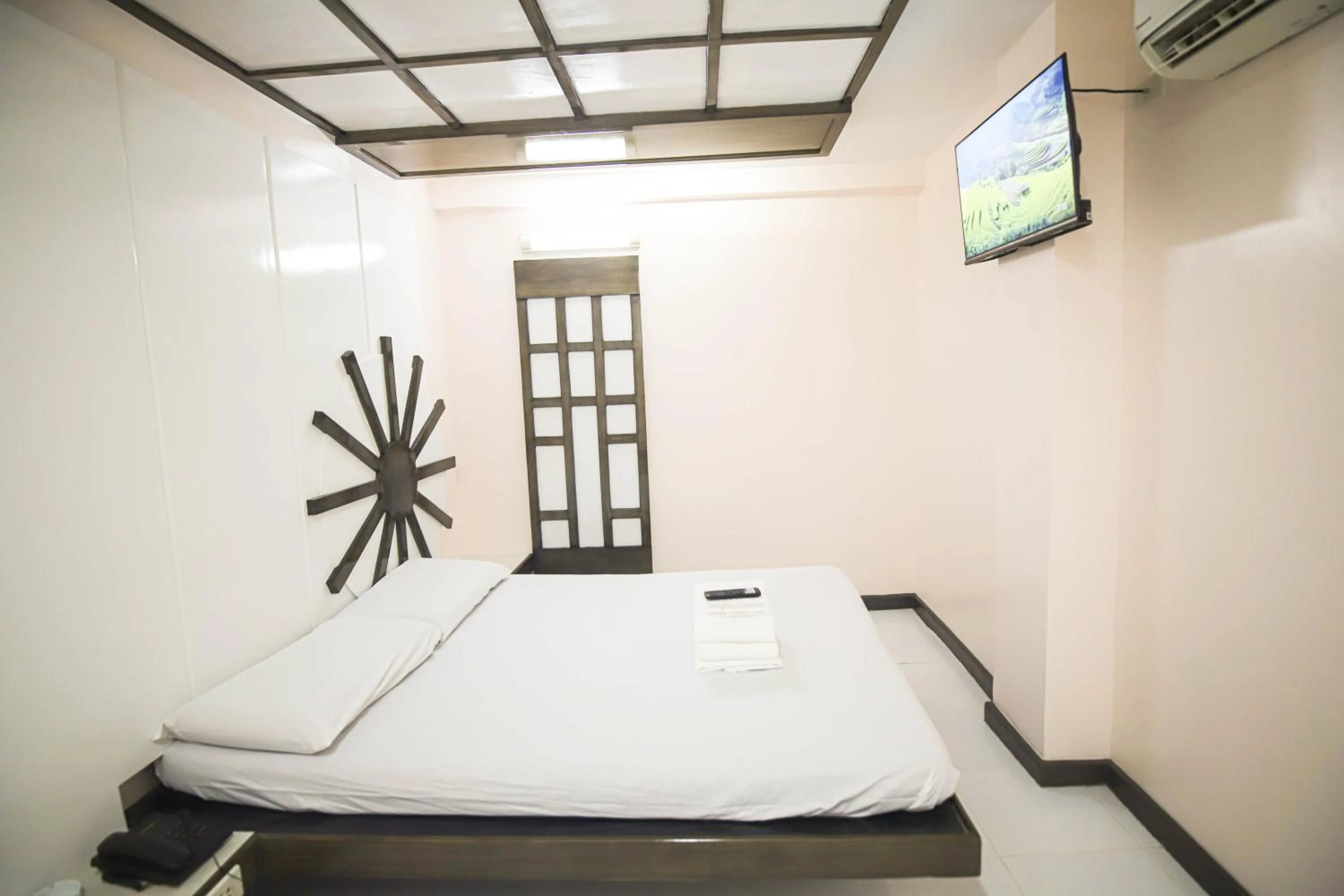 Bed in Astrotel Calamba