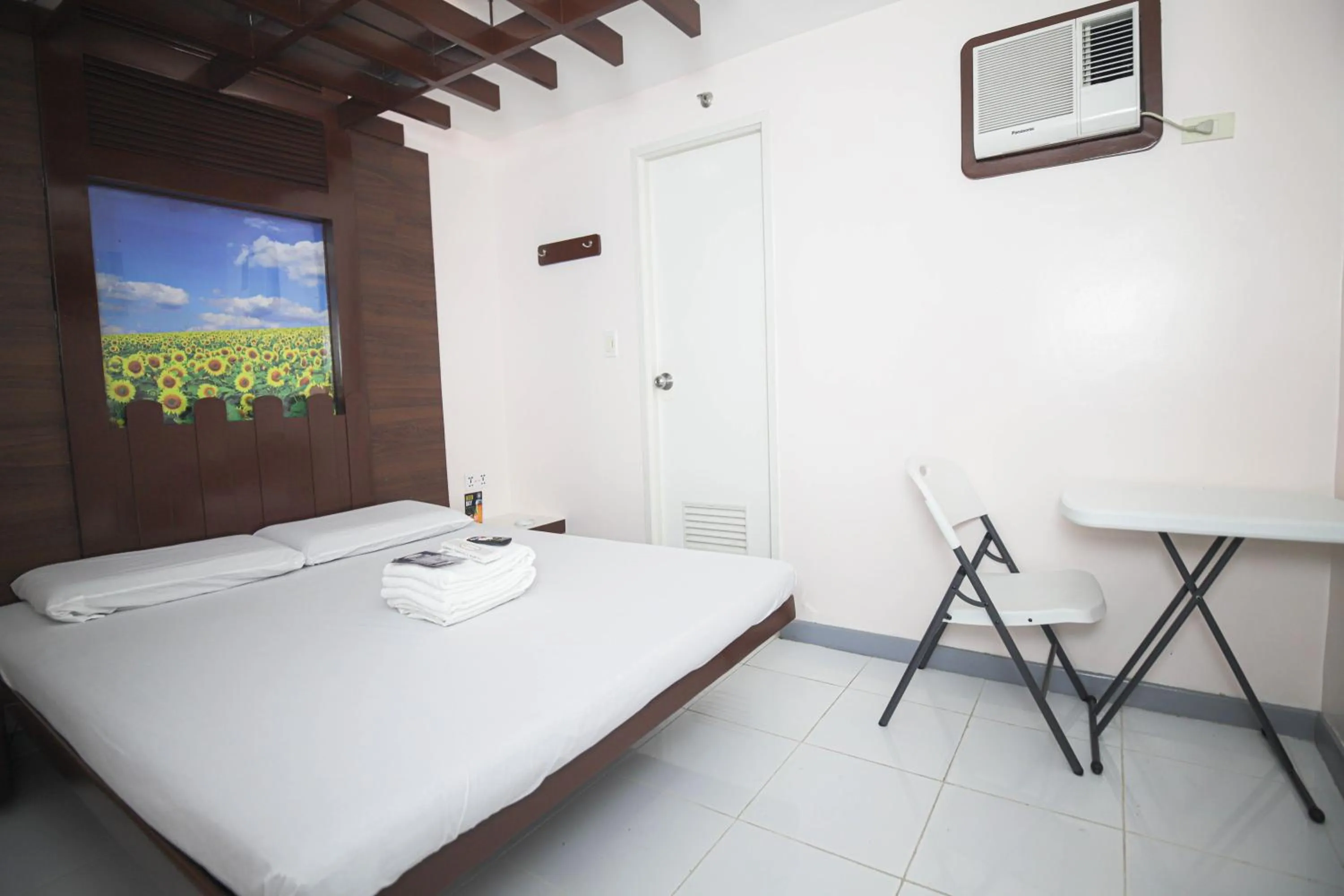 Bed in Astrotel Calamba