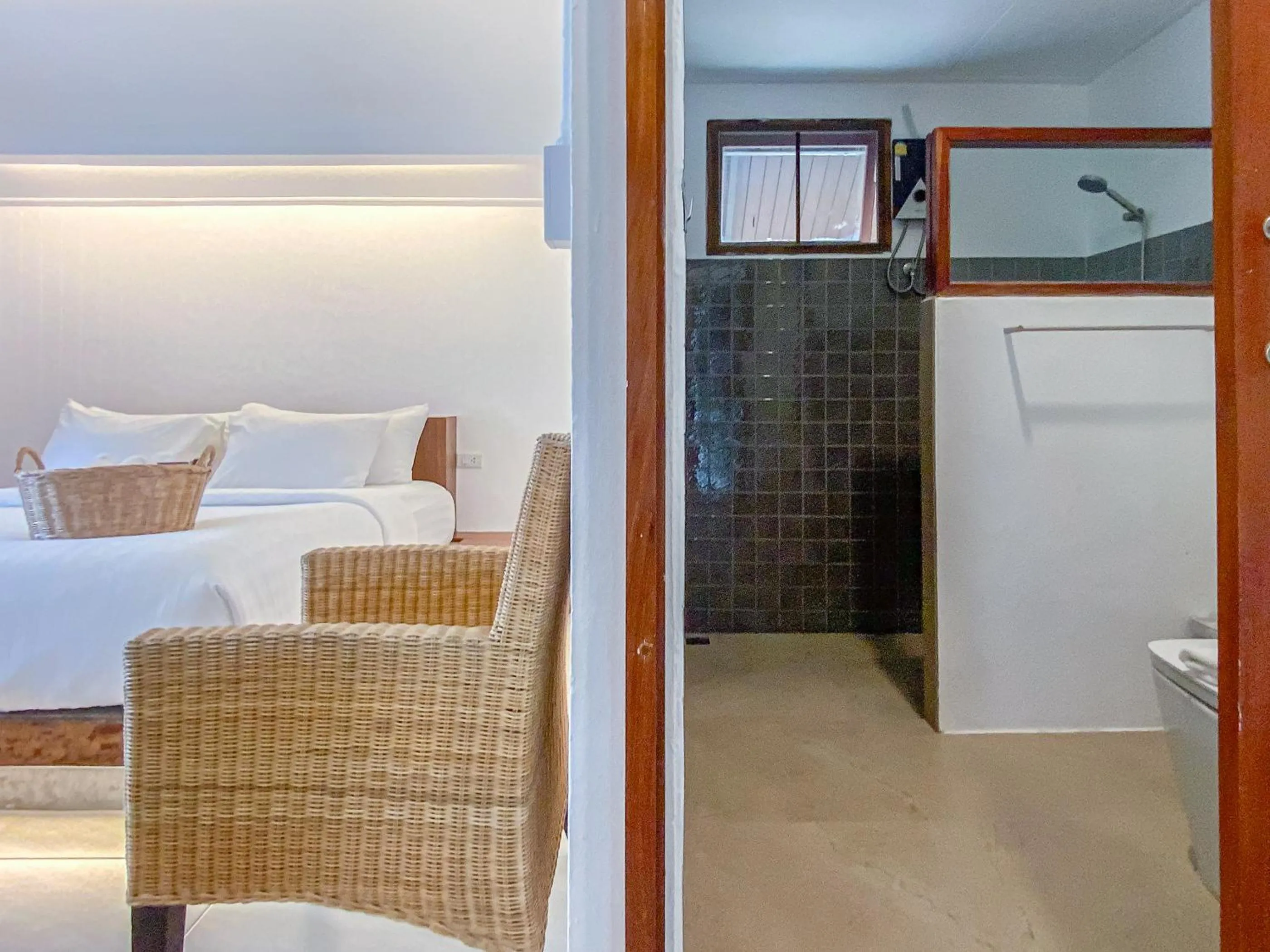 Bathroom, Bed in Chumphon Cabana Resort