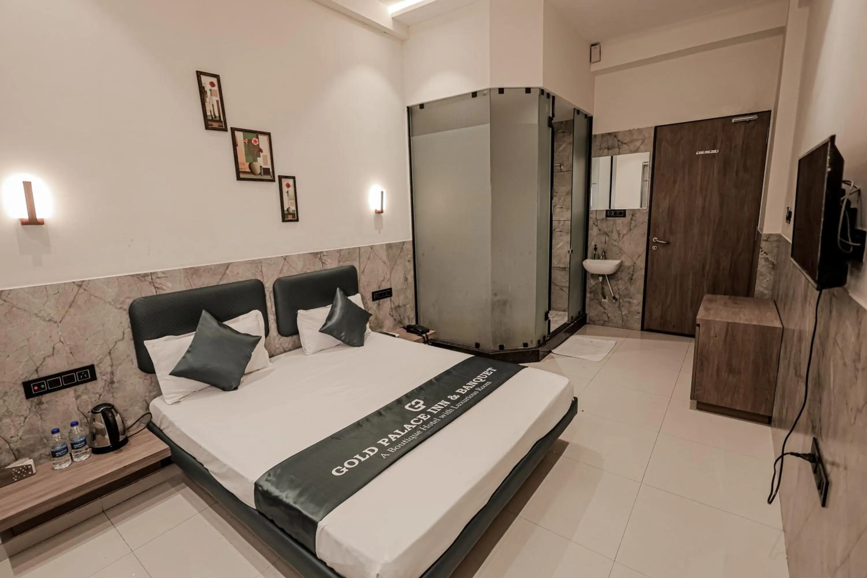 Photo of the whole room, Bed in Hotel Gold Palace Inn