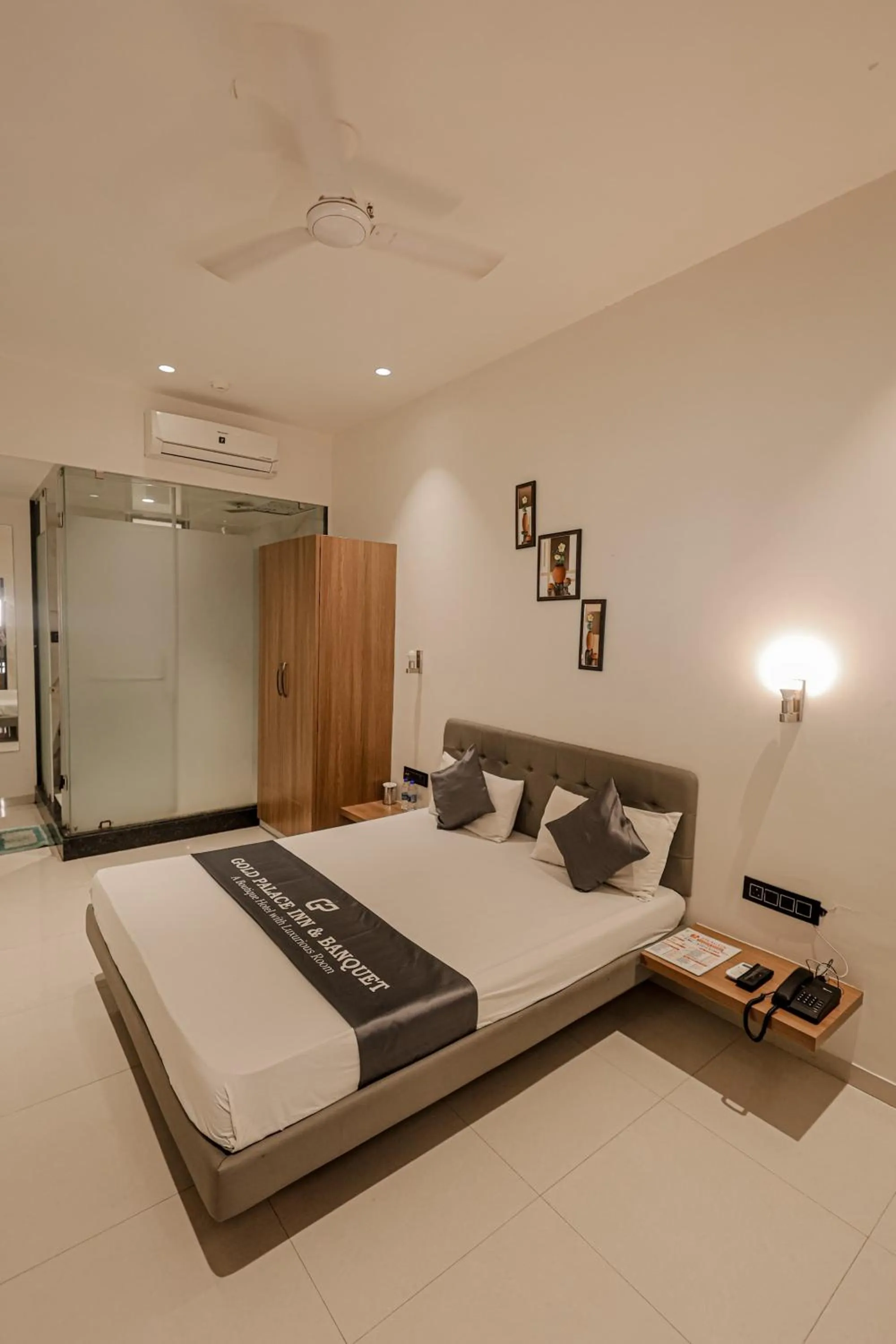 Photo of the whole room, Bed in Hotel Gold Palace Inn