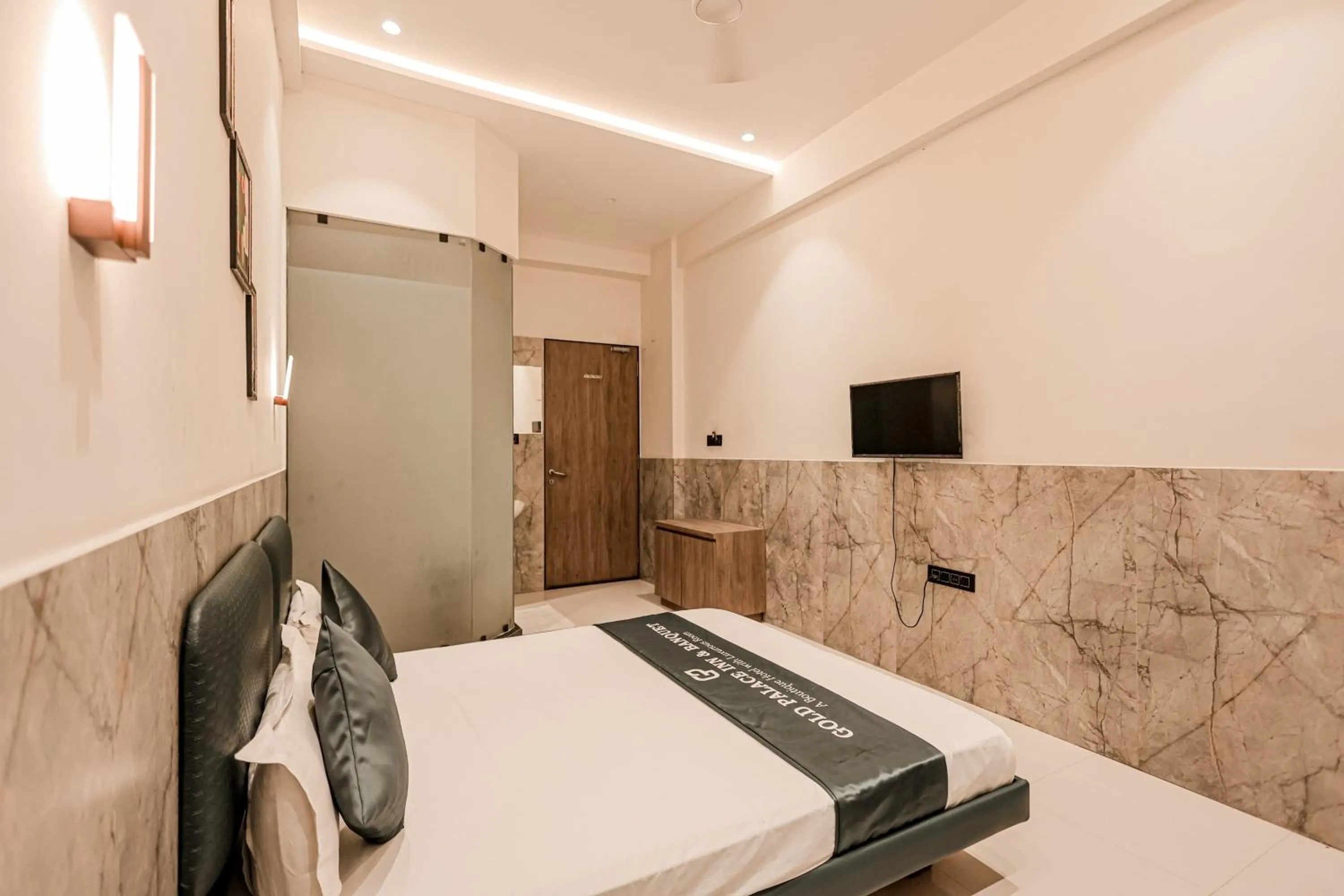 Photo of the whole room, Bed in Hotel Gold Palace Inn