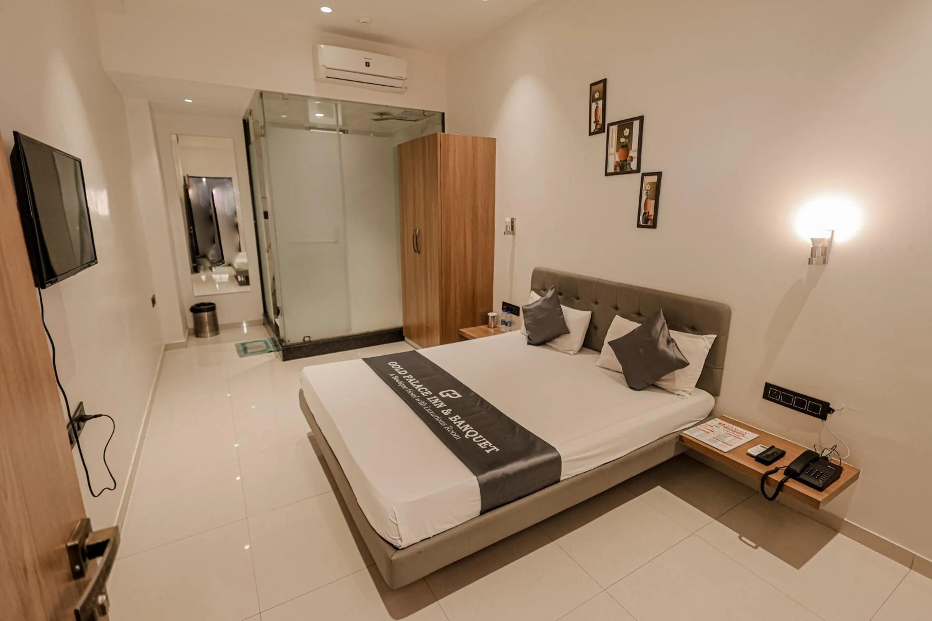 Bed in Hotel Gold Palace Inn