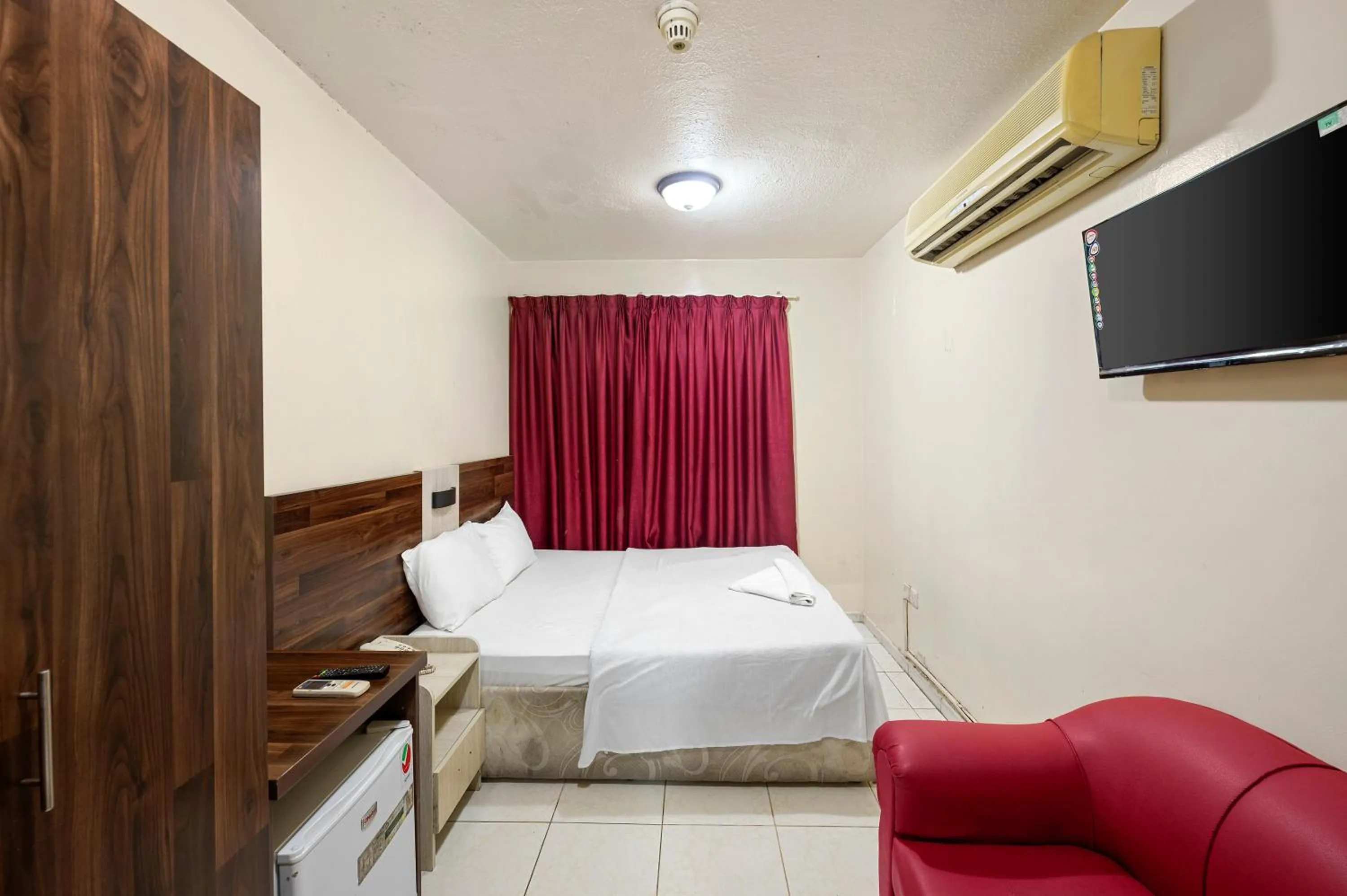 Communal lounge/ TV room, Bed in Naif Palace Hotel