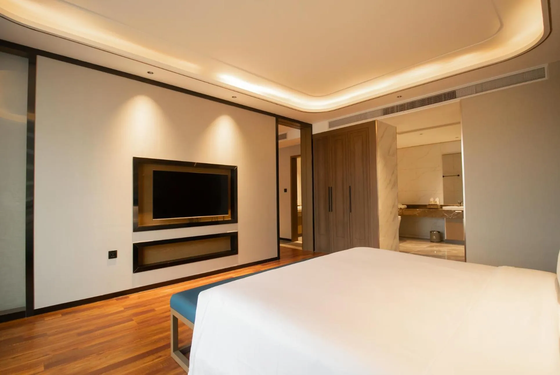 Communal lounge/ TV room, Bed in DongHu Resort Hotel