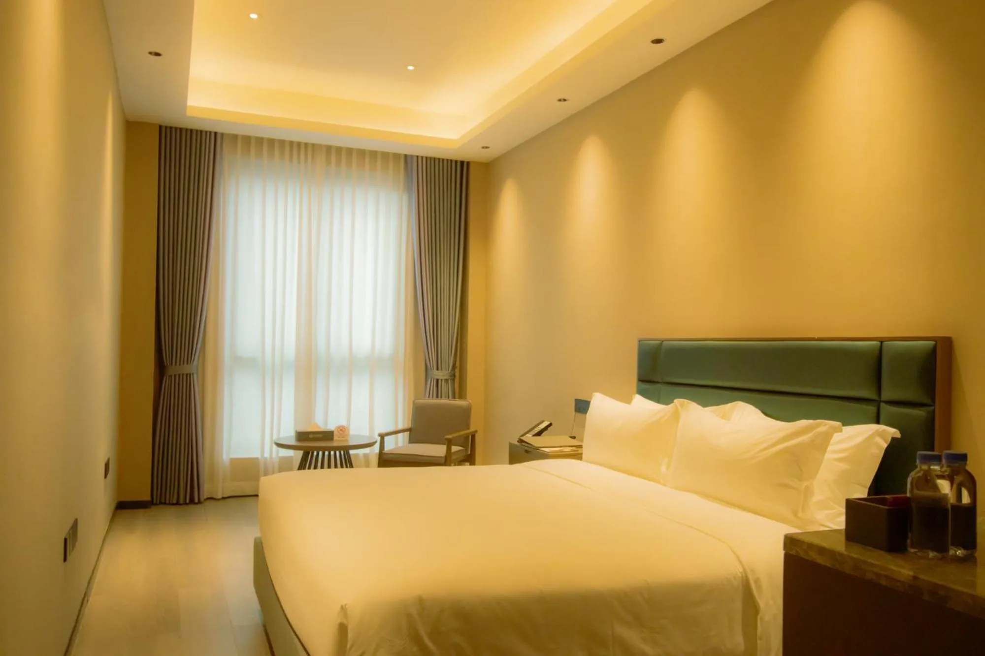 Seating area, Bed in DongHu Resort Hotel