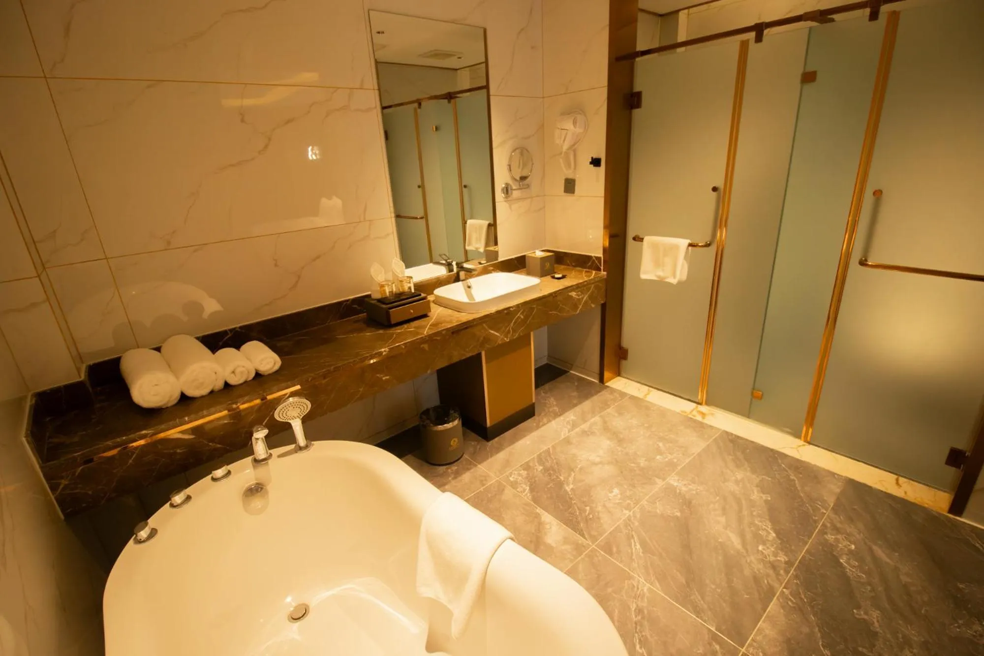 Shower in DongHu Resort Hotel