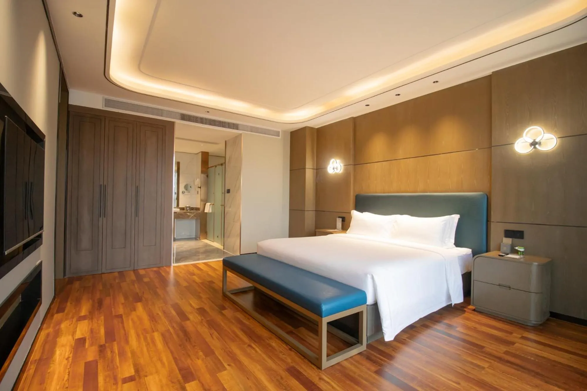 Bedroom, Bed in DongHu Resort Hotel