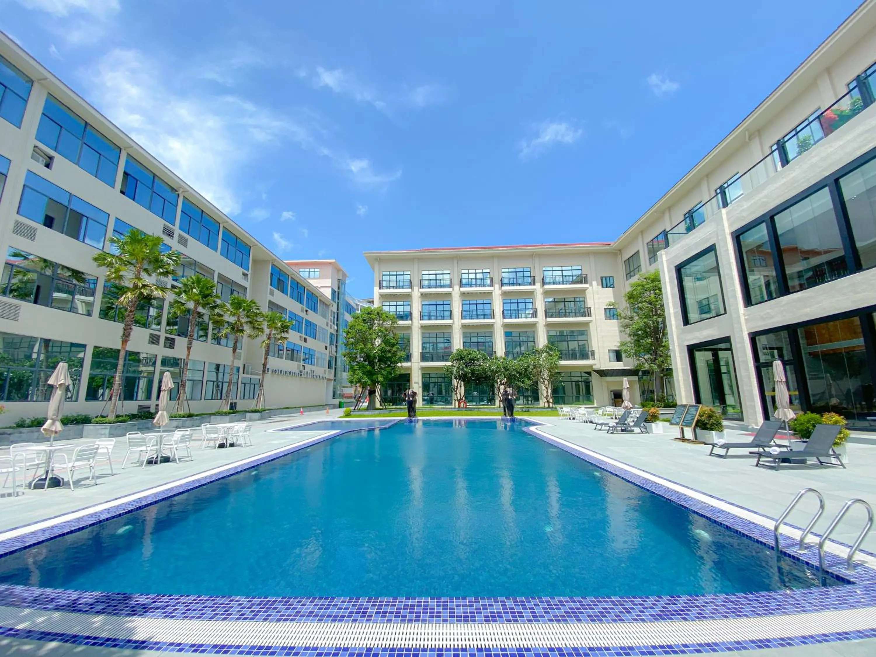 Swimming pool in DongHu Resort Hotel