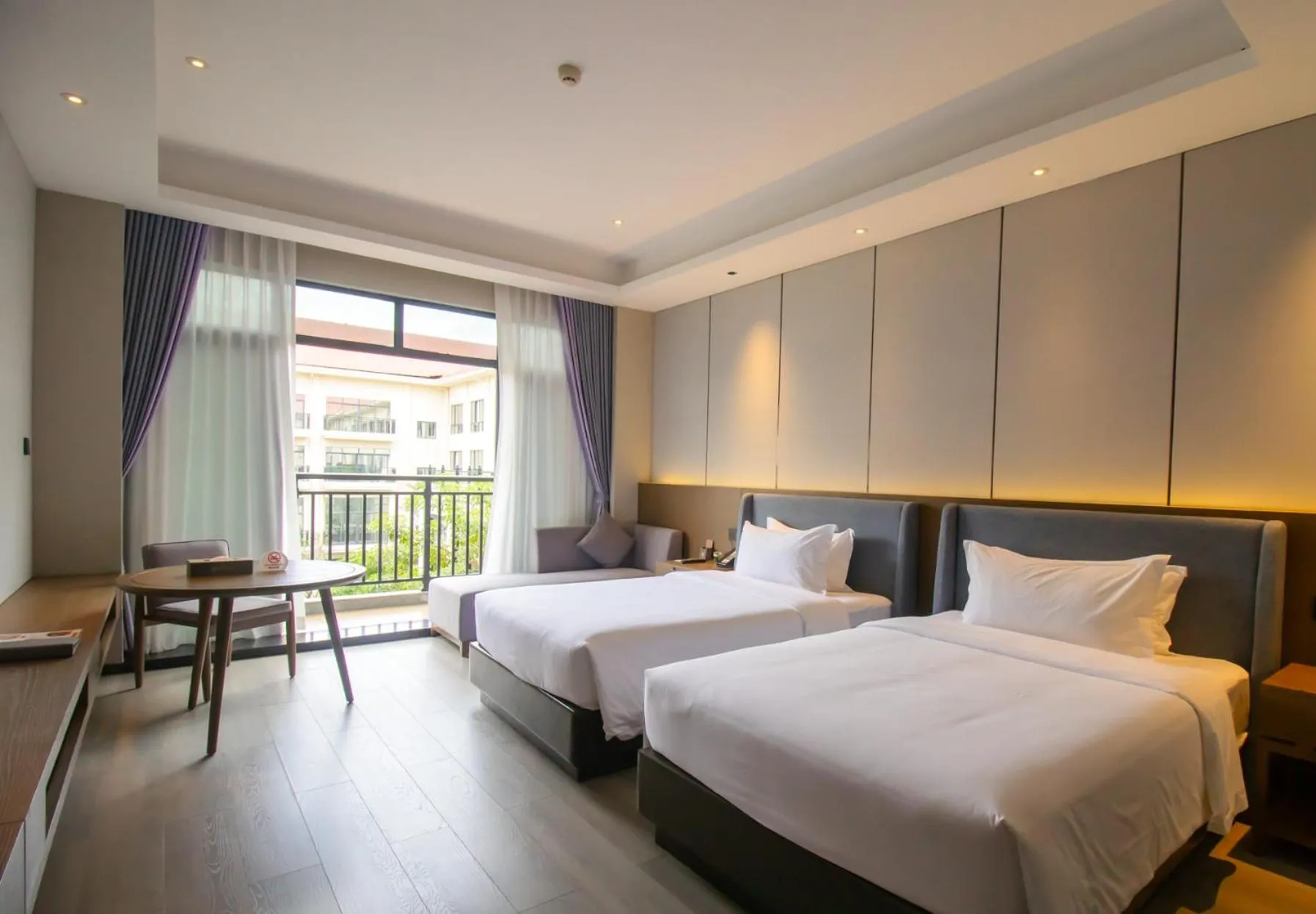 Balcony/Terrace, Bed in DongHu Resort Hotel